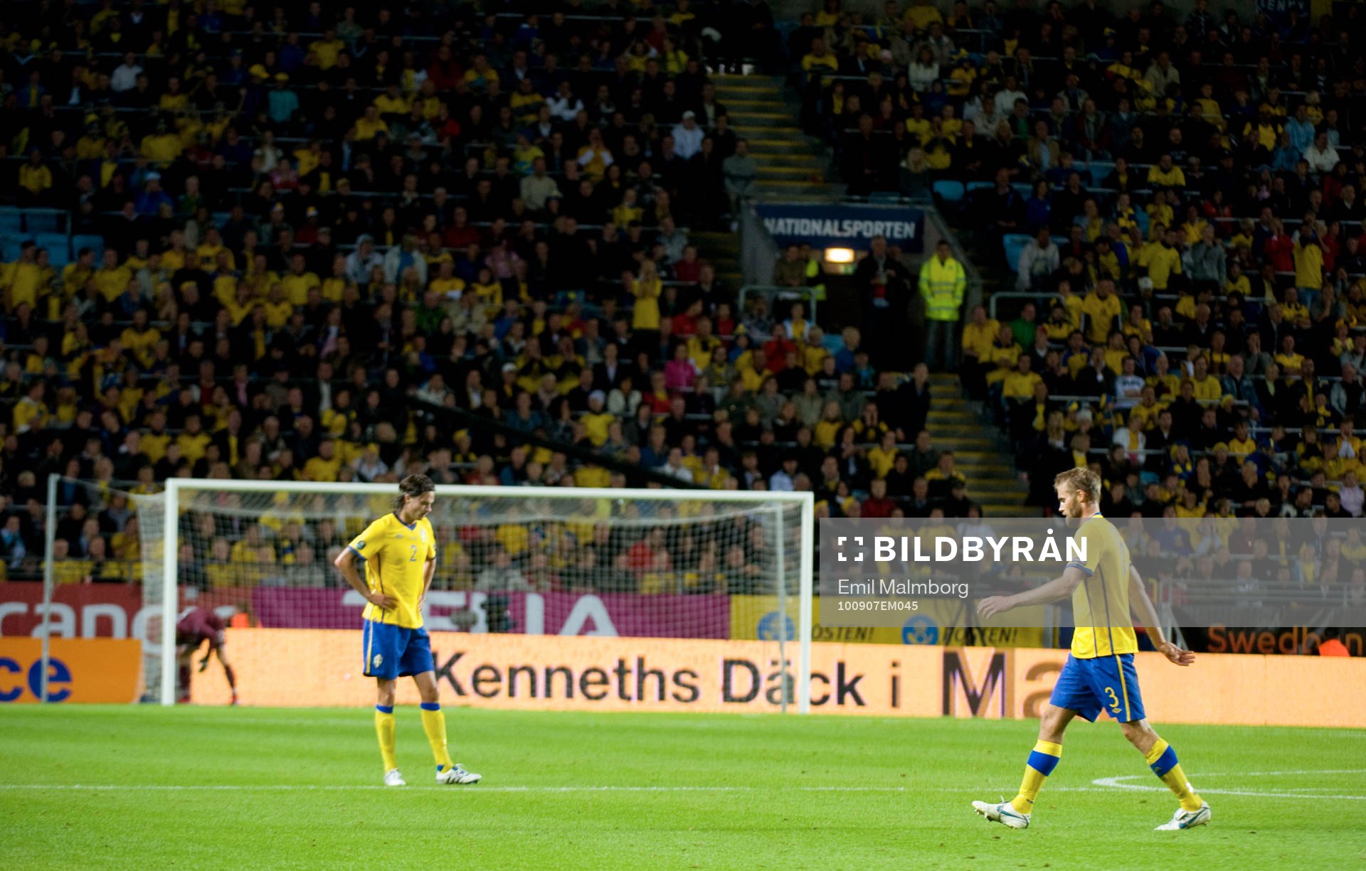 Här stegar Olof Mellberg, Sverige av planen