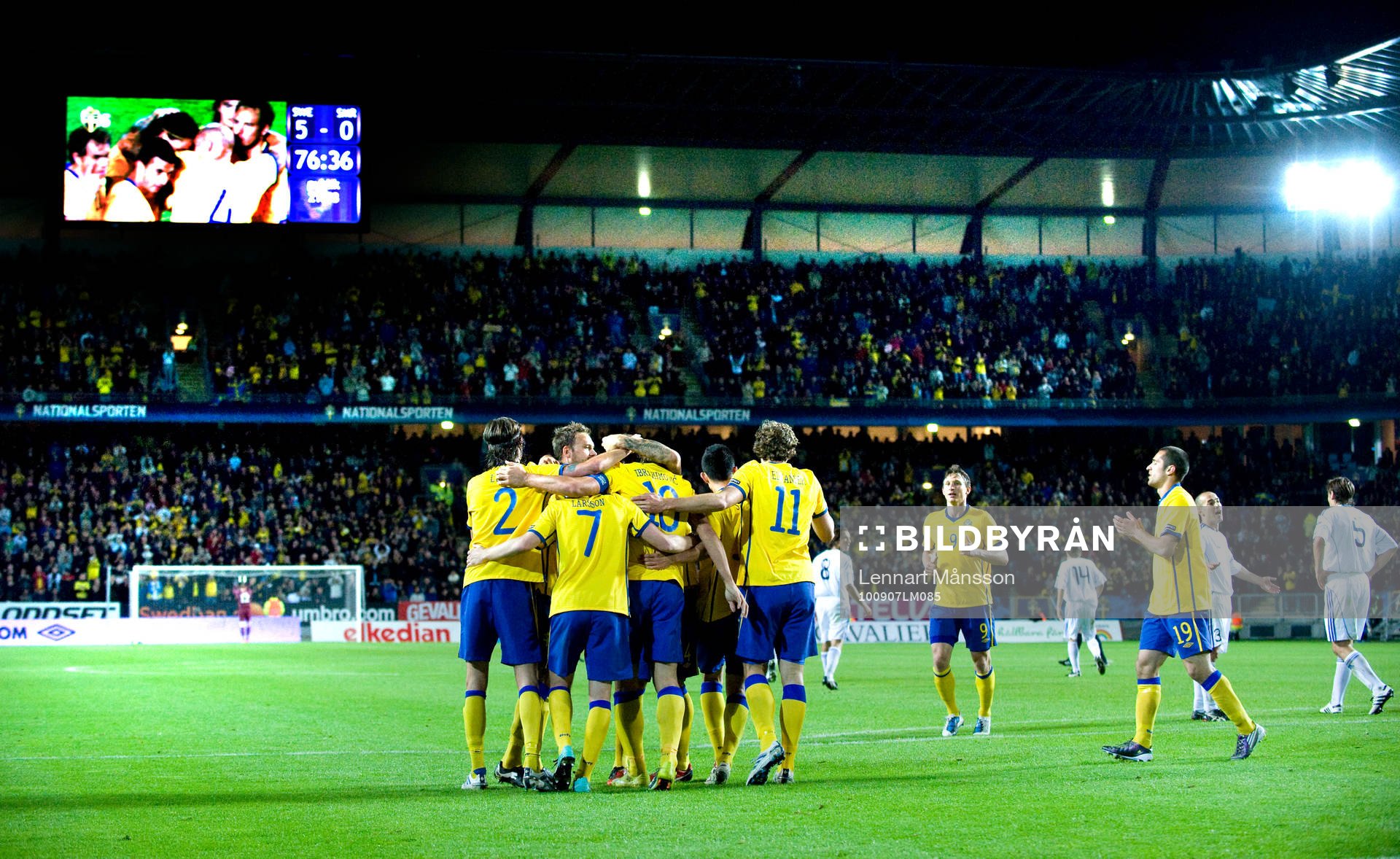 5-0 Zlatan Ibrahimovic som grattas, hela stadion jublar.