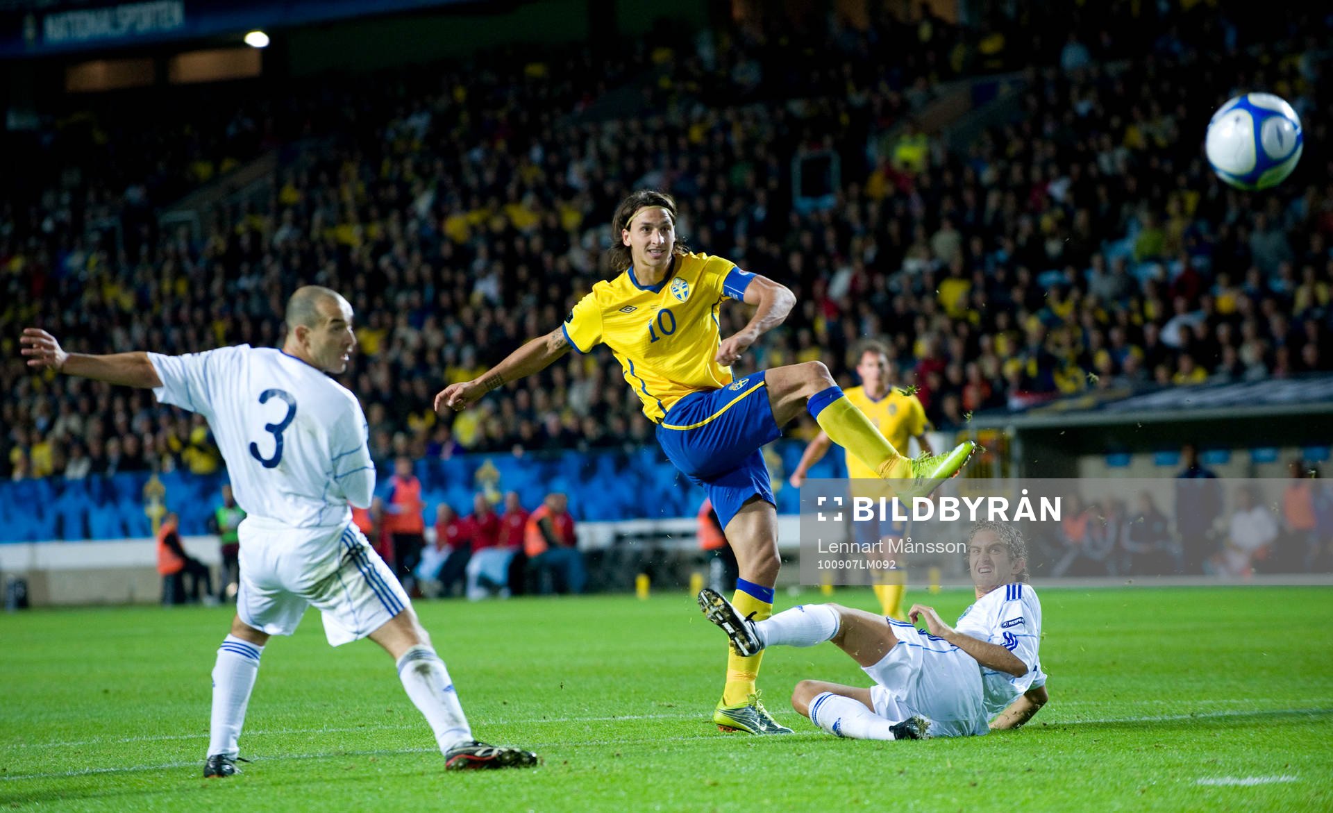 Zlatan Ibrahimovic laddar med högern