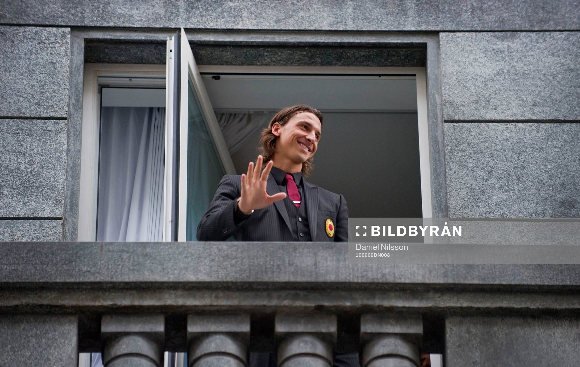 Zlatan Ibrahimovic tittade ut från en balkong och vinkade