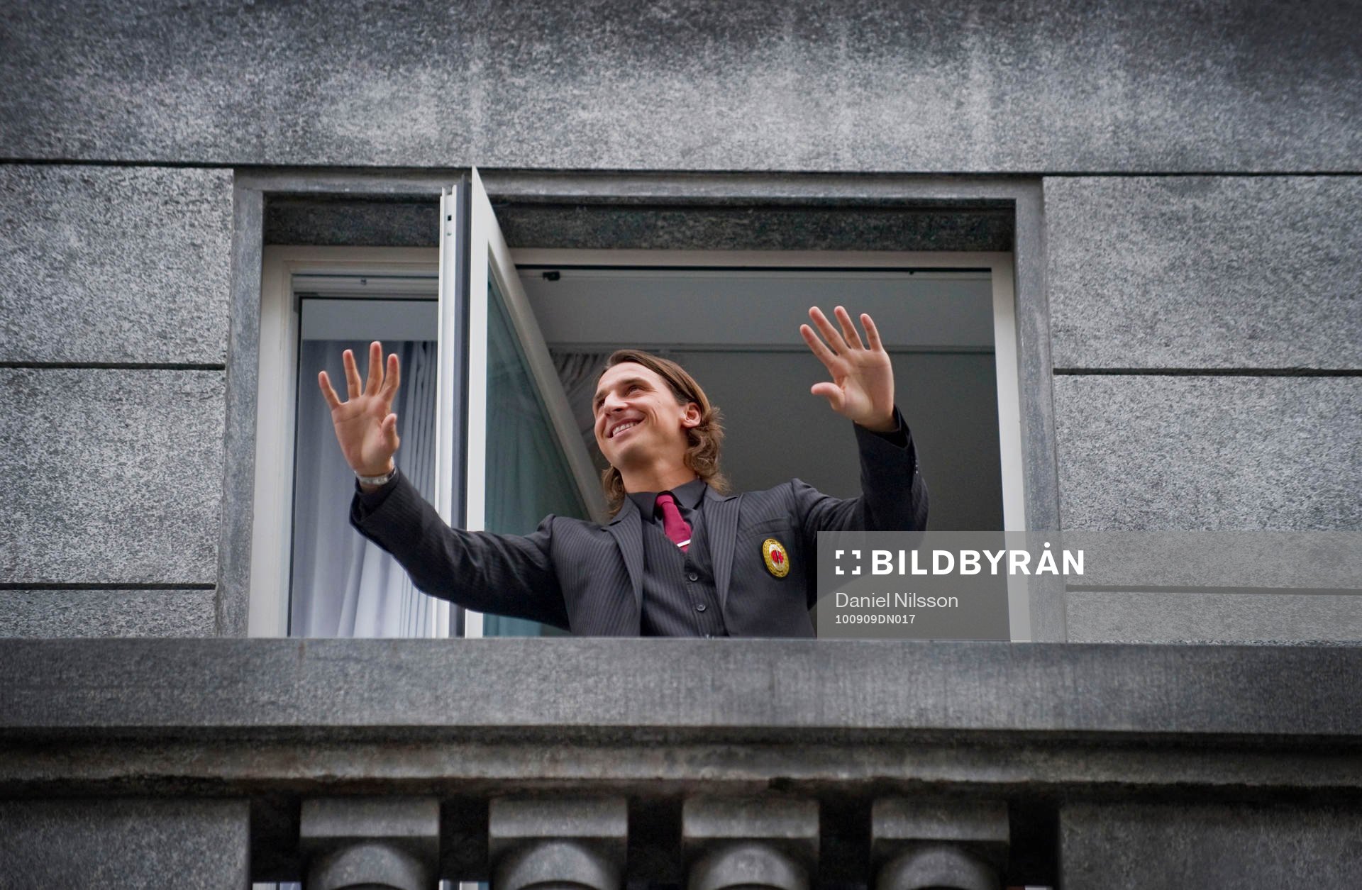 Zlatan Ibrahimovic tittade ut från en balkong och vinkade