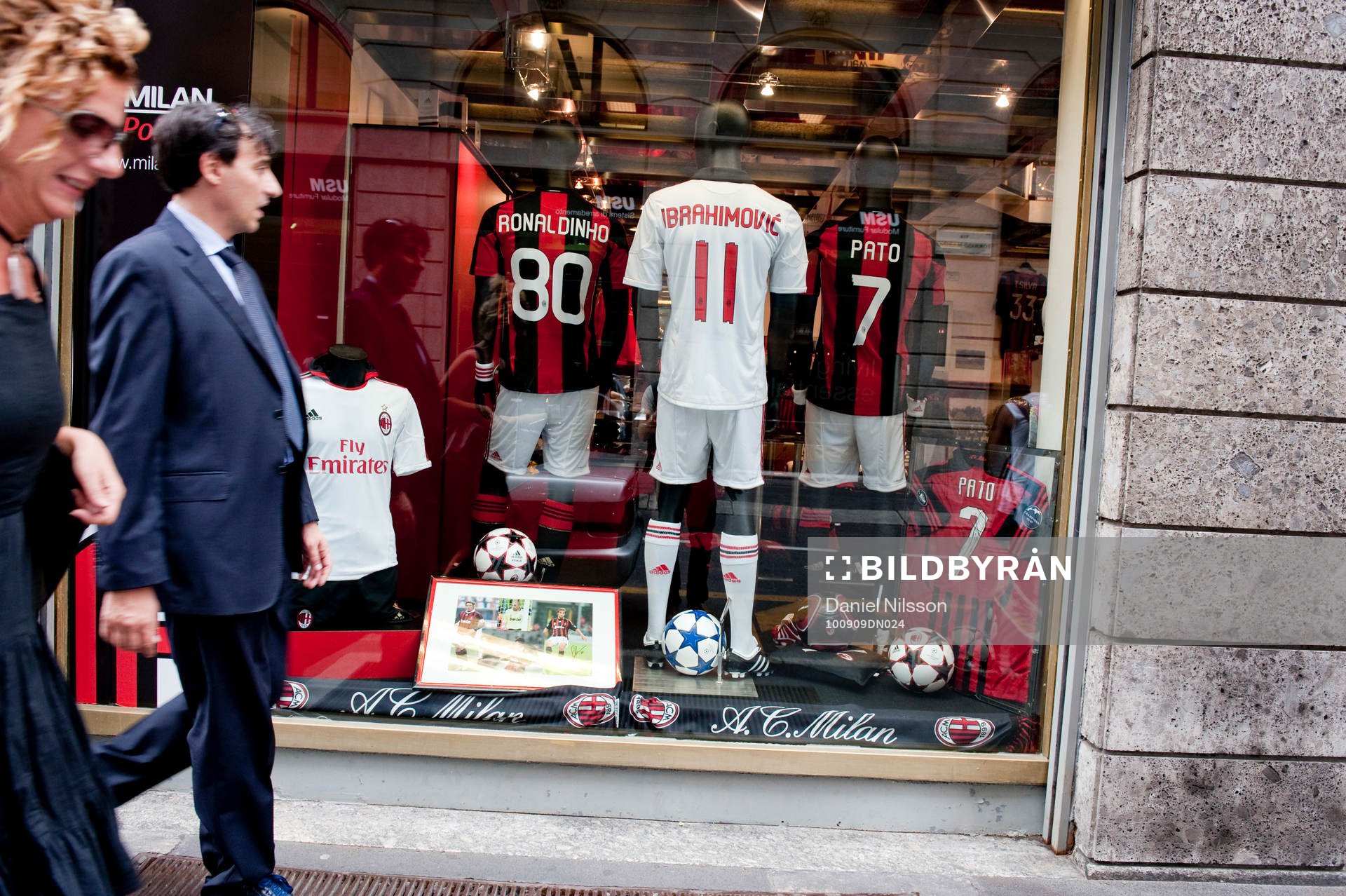 Zlatan tröjor har börjat säljas i AC Milans affärer och