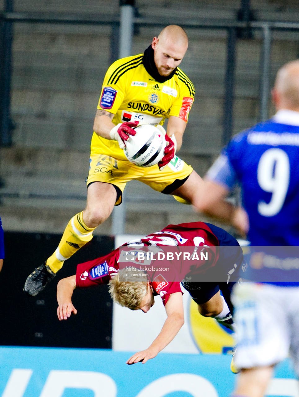 Tommy Naurin, målvakt, Sundsvall, kör över Jakob Olsson,