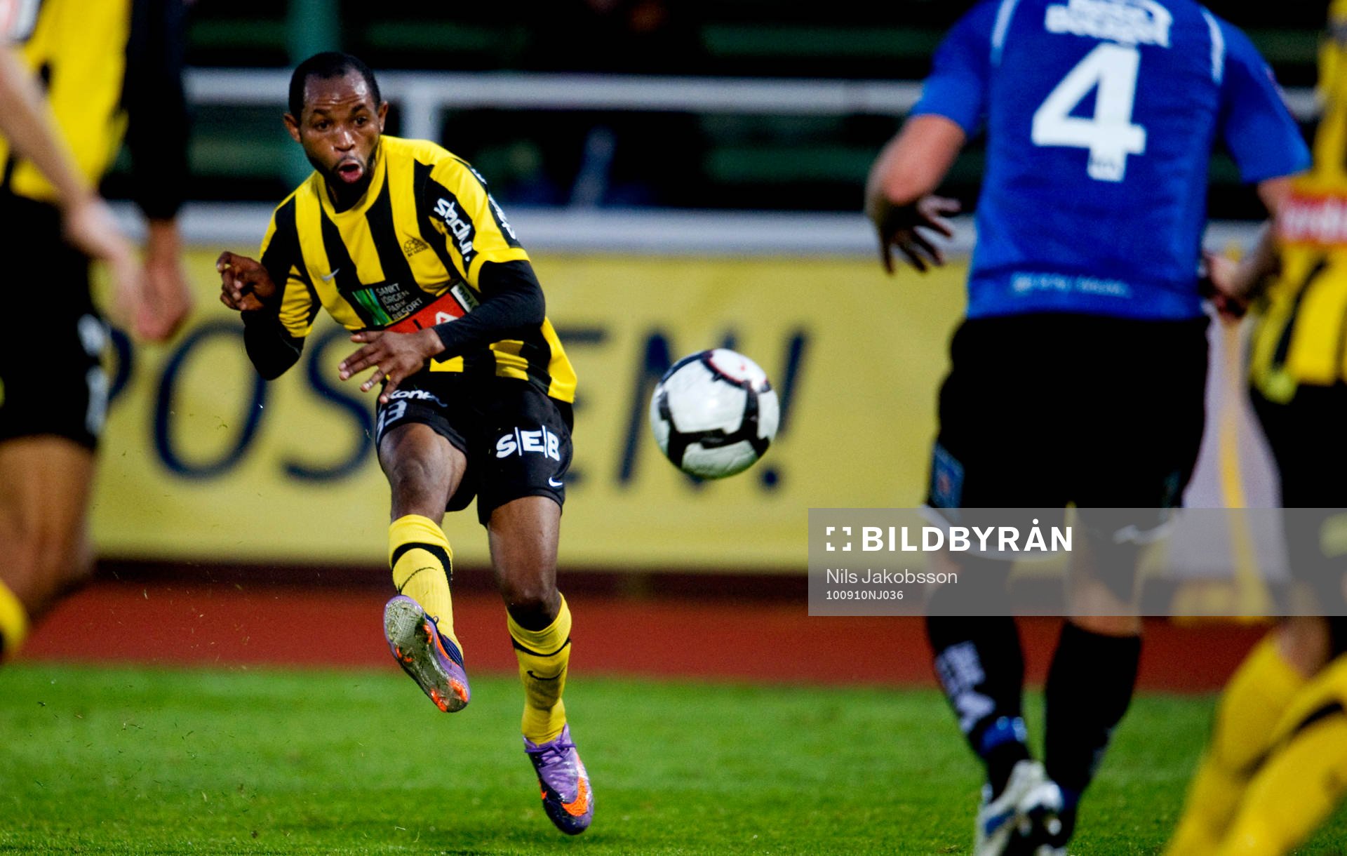 Rene Makondele, Häcken vrickar in 2-0