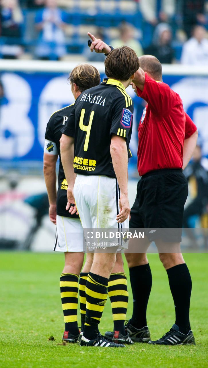 Nils-Eric Johansson, AIK, blev utvisad av Martin Hansson,