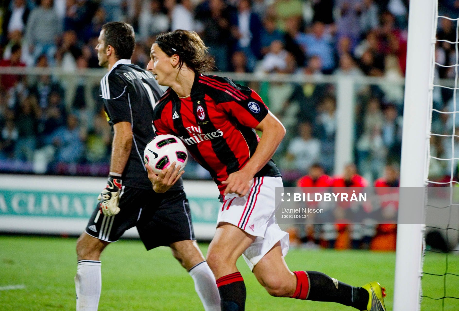 Zlatan Ibrahimovic, Milan hämtar ut bollen ur nätet