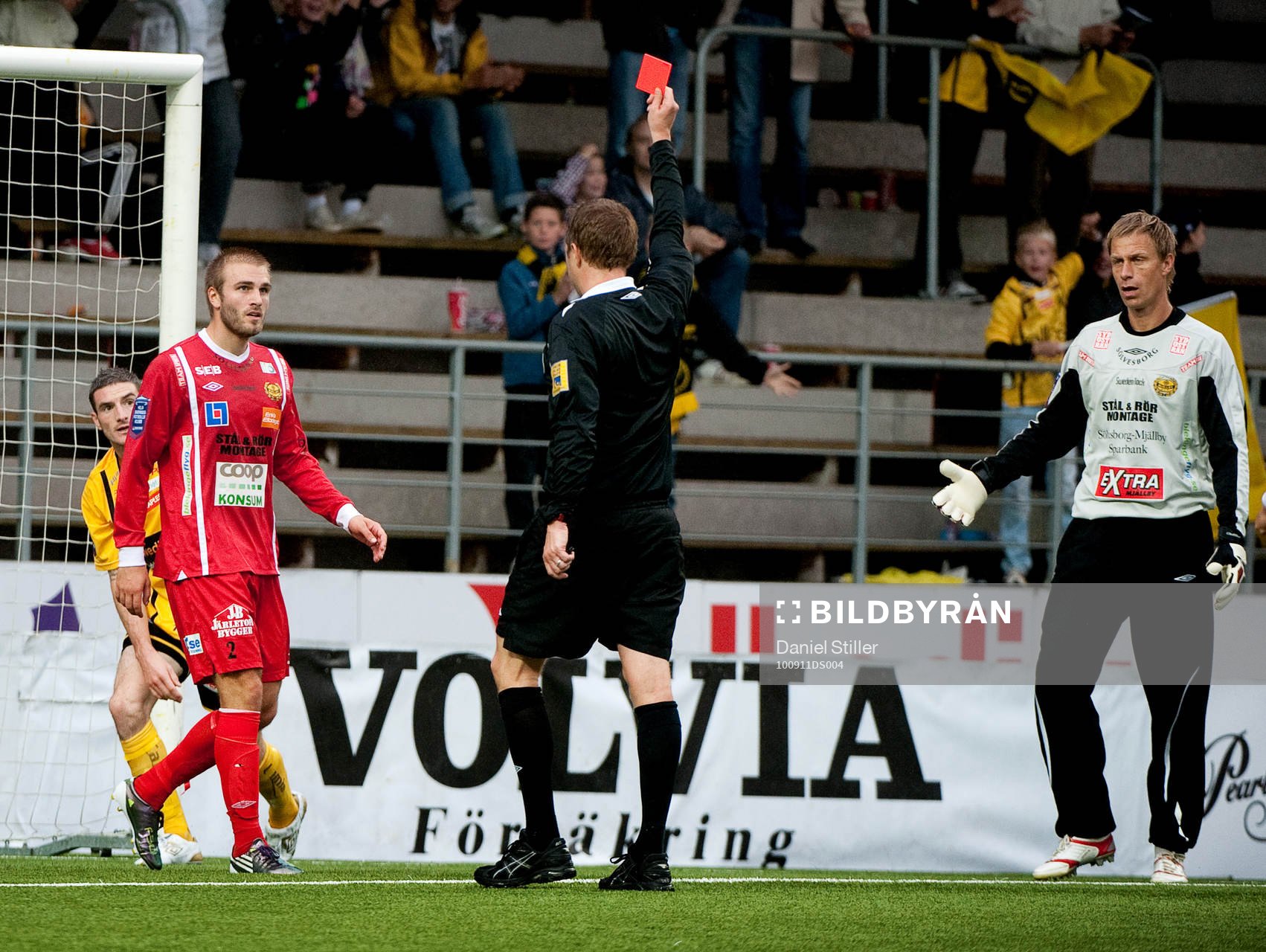 Jesper Westerberg, Mjällby, får rött kort av domare