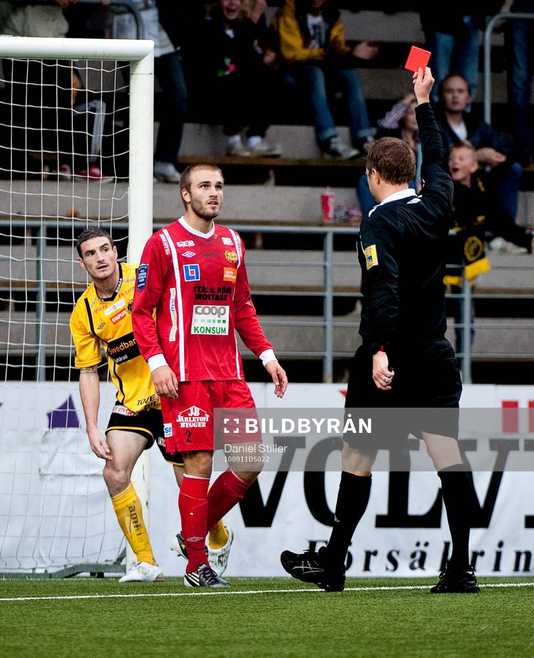 Jesper Westerberg, Mjällby, får rött kort av domare