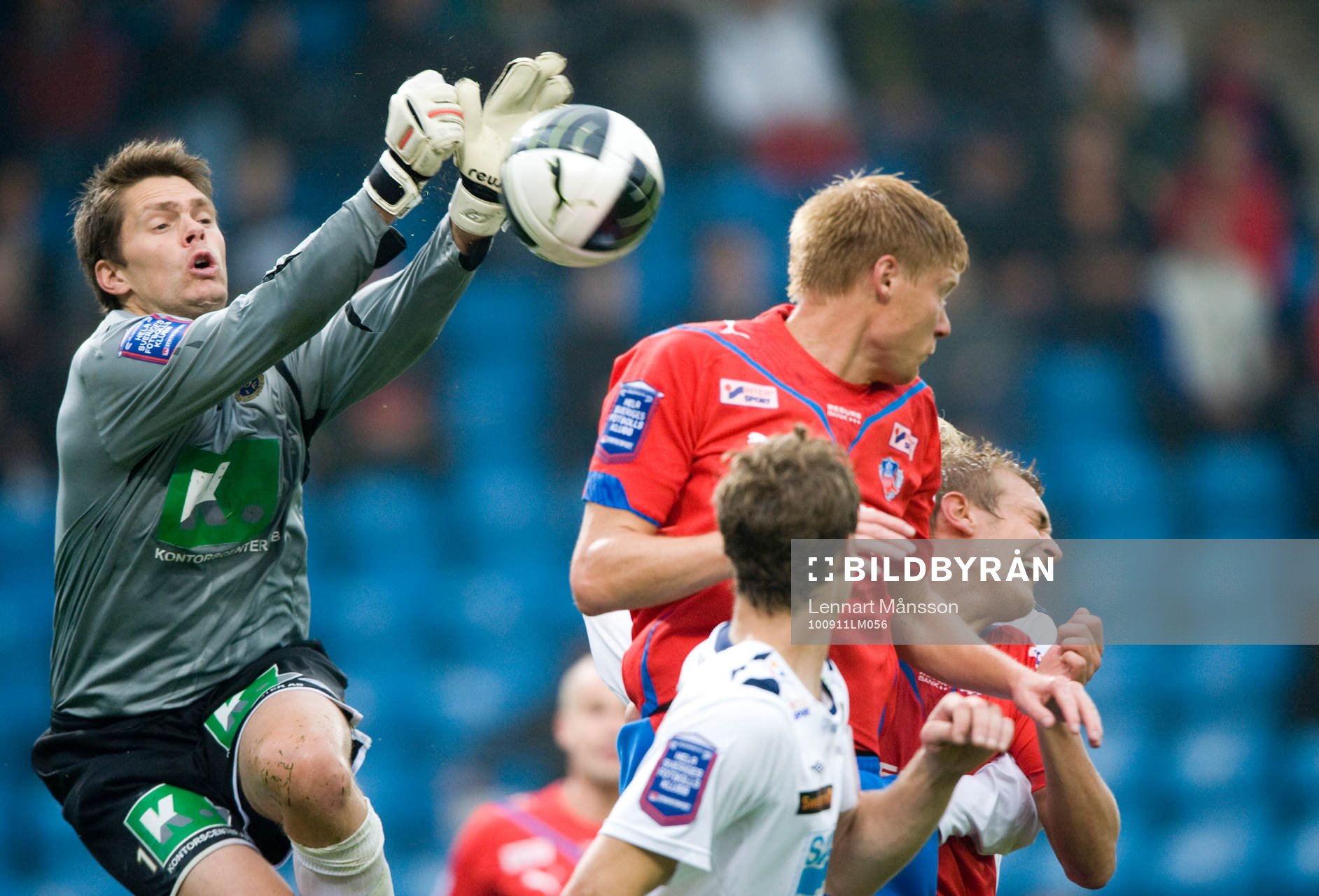 Mattias Hugosson, målvakt, Gefle, greppar bollen framför
