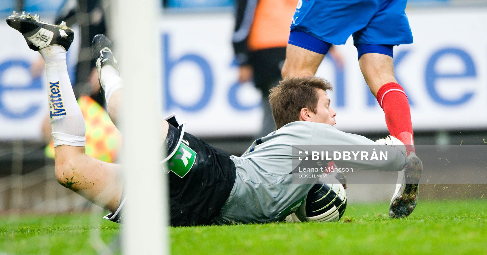 Mattias Hugosson, målvakt, Gefle, tar bollen framför