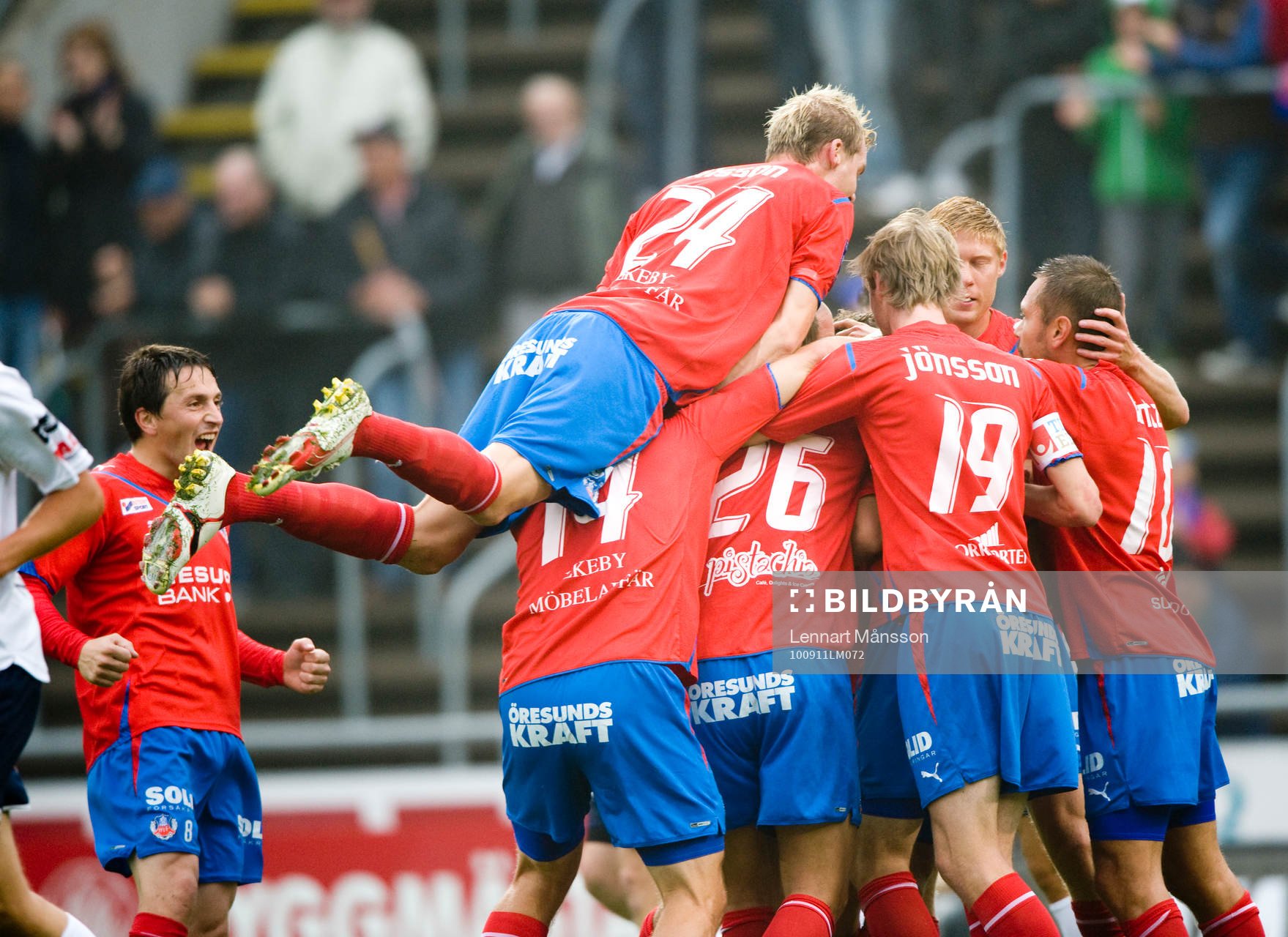 1-0 Alexander Gerndt, som grattas.  Jubel, glädje