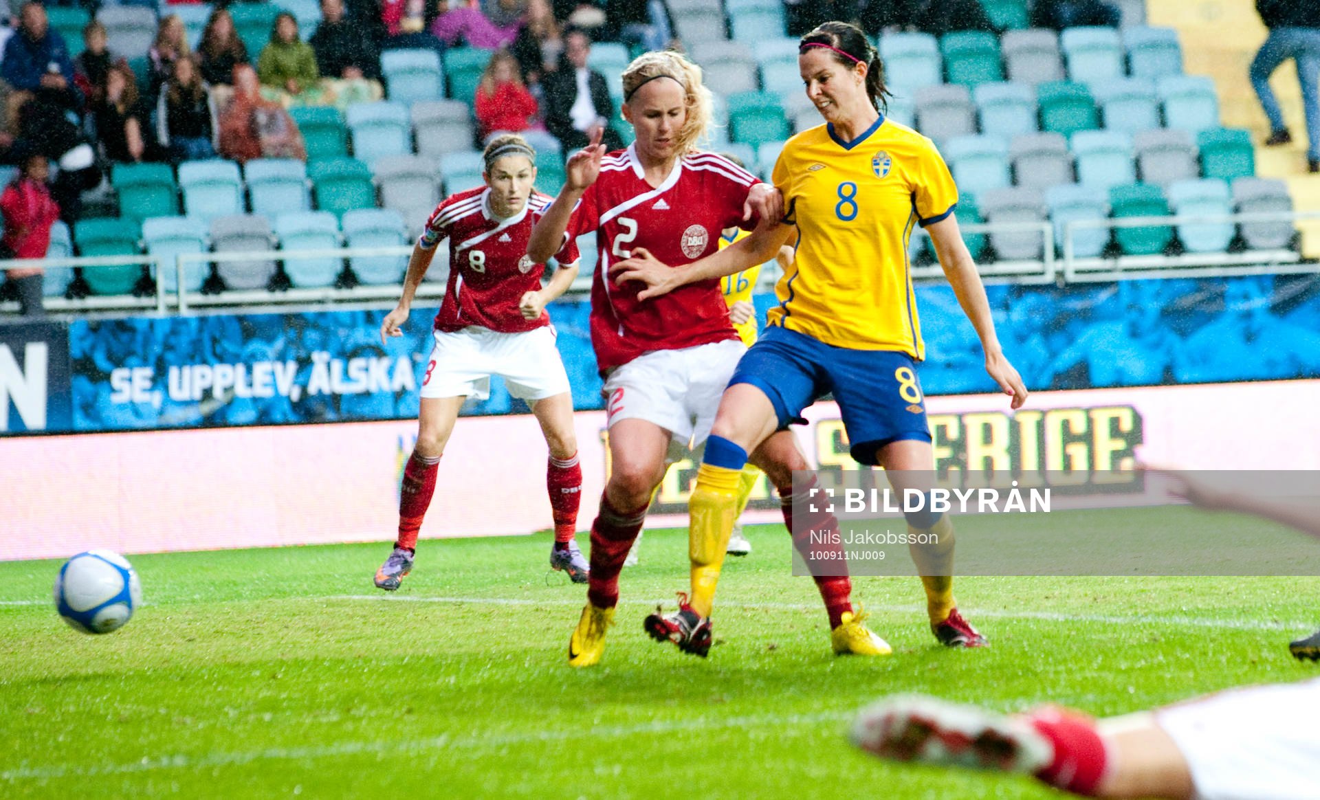 Lotta Schelin, Sverige slår in 2-0