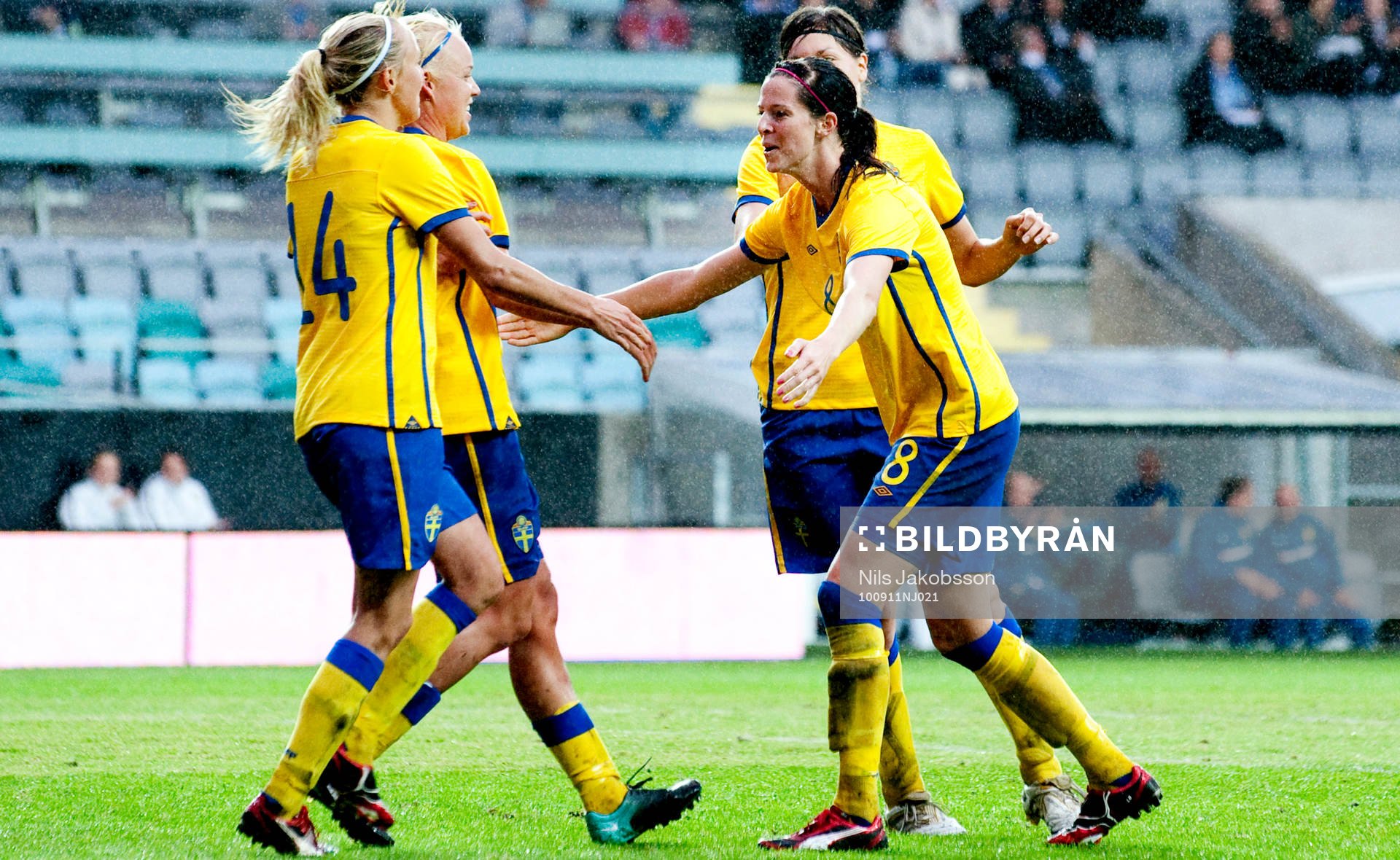 Josefine Öqvist,  Lotta Schelin, Sverige slår in 2-0