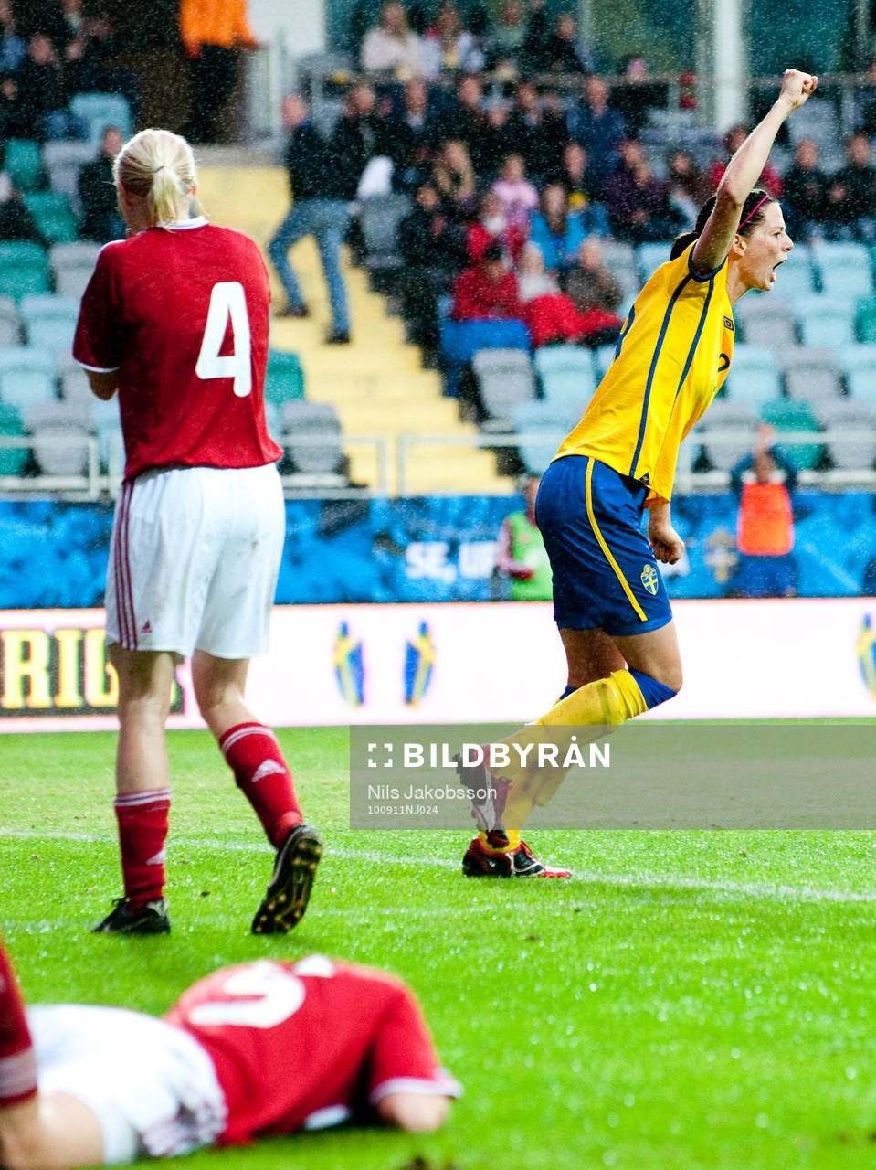 Lotta Schelin, Sverige slår in 2-0 jubel