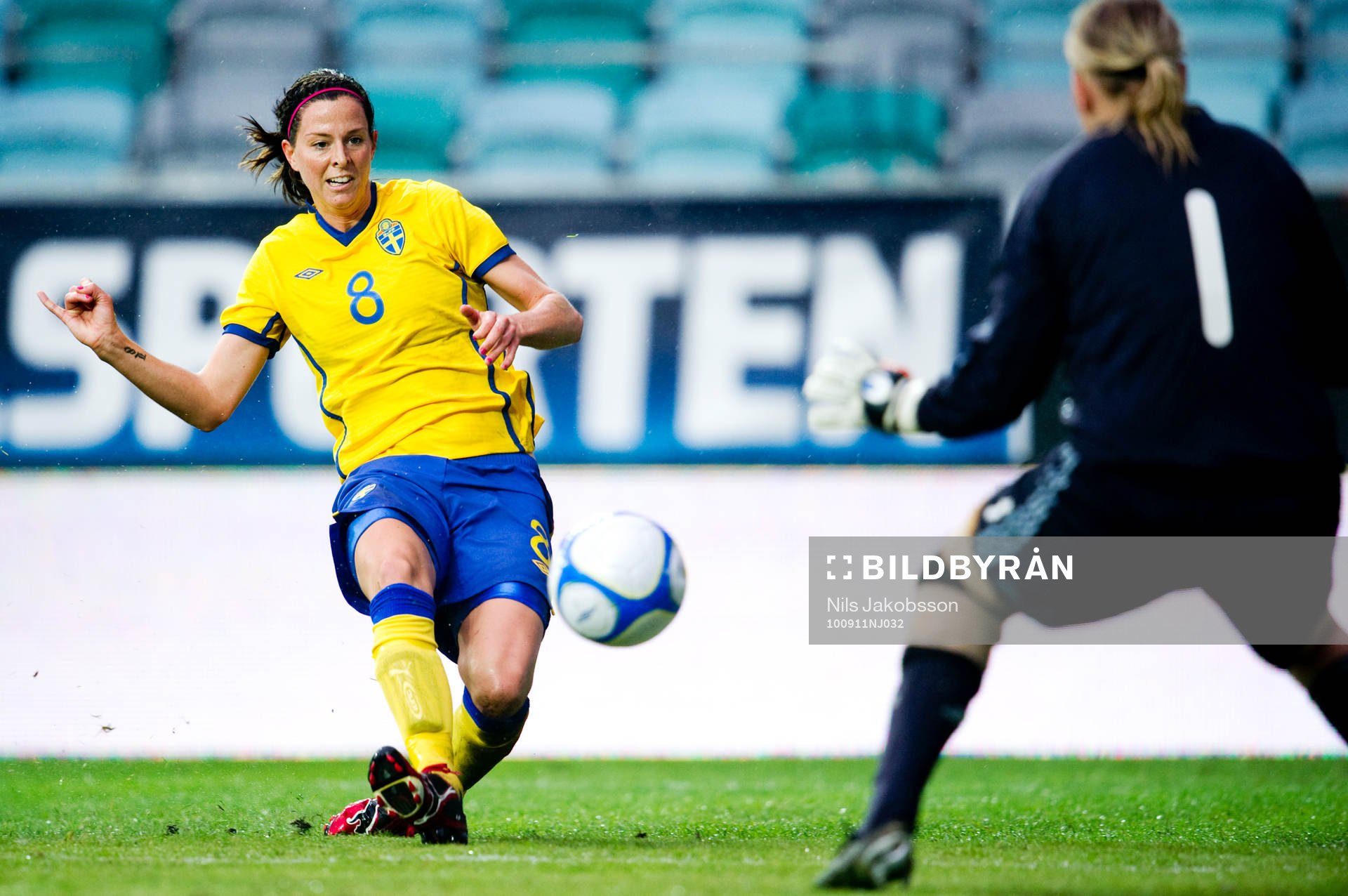 Lotta Schelin, Sverige, missar ett läge på Heidi