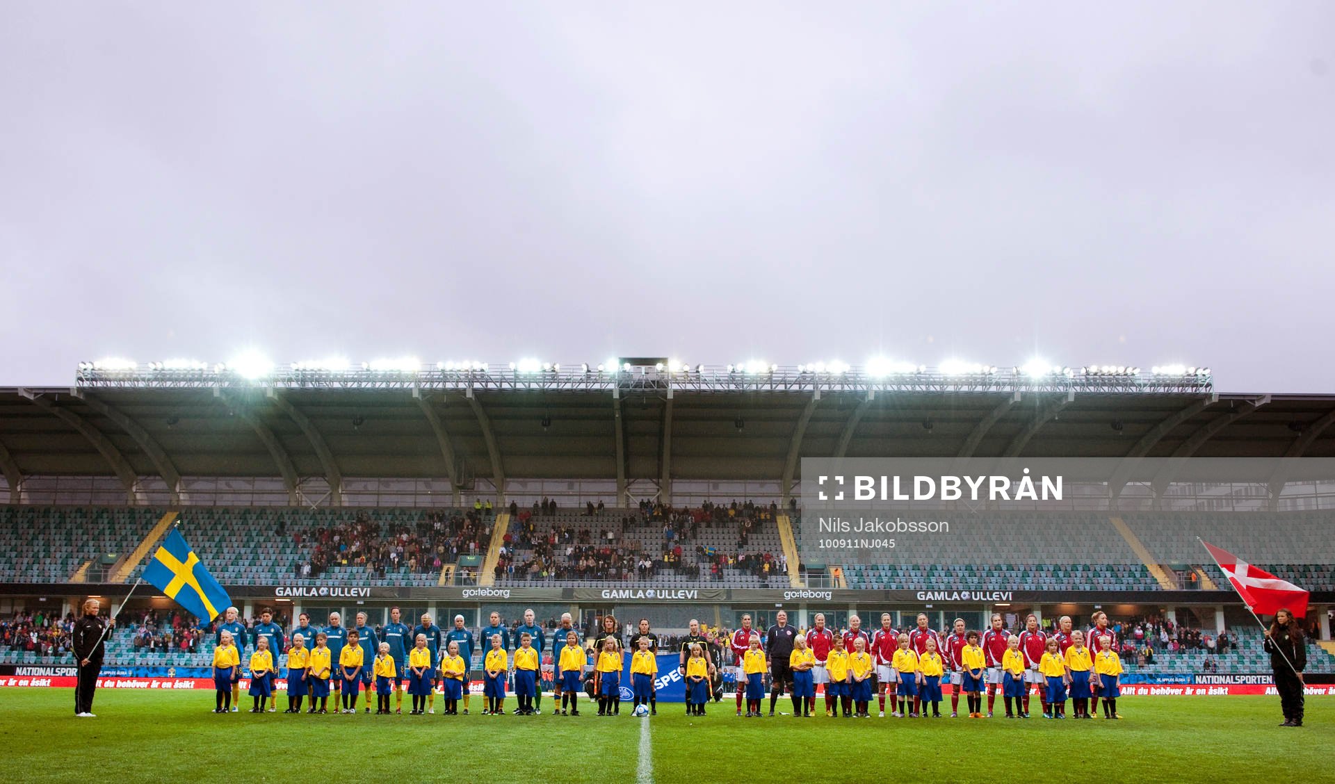 Sverige och Danmark lyssnar till nationalsången