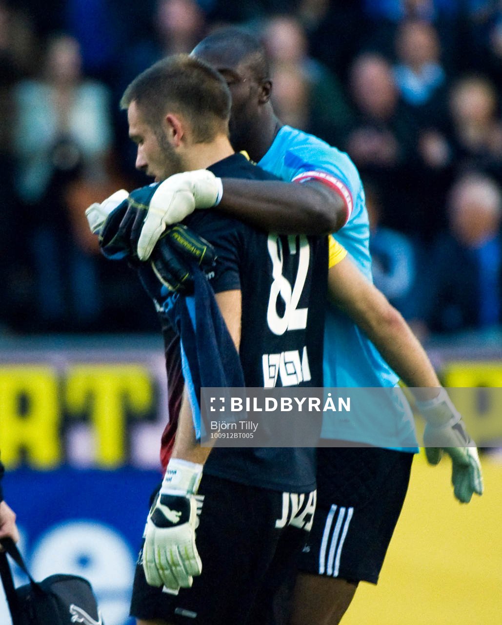 Pa Dembo Touray, målvakt, Djurgården tröstar John