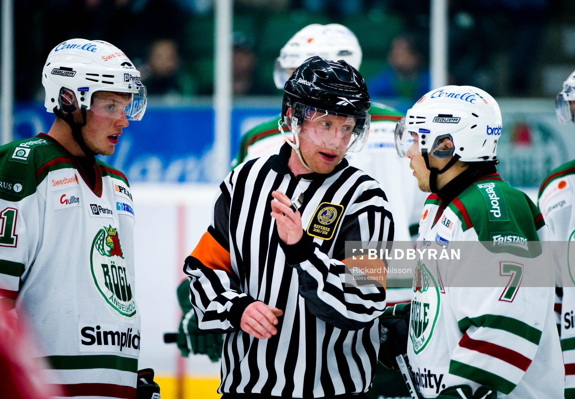 Rickard Holm, domare, Alexander Johansson och Mads Bödker,