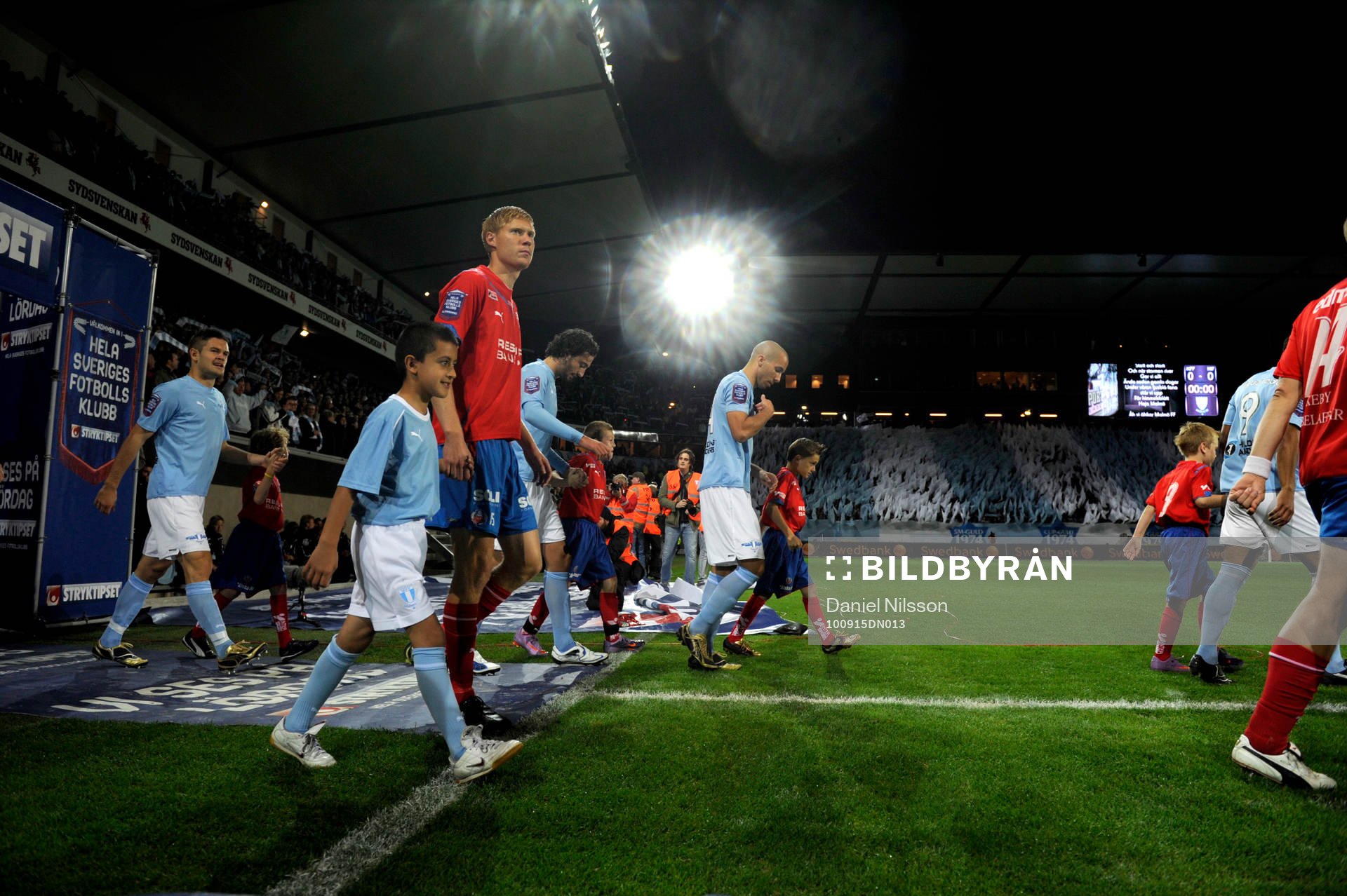 Inmarsch på en fullsatt Swedbank Stadion