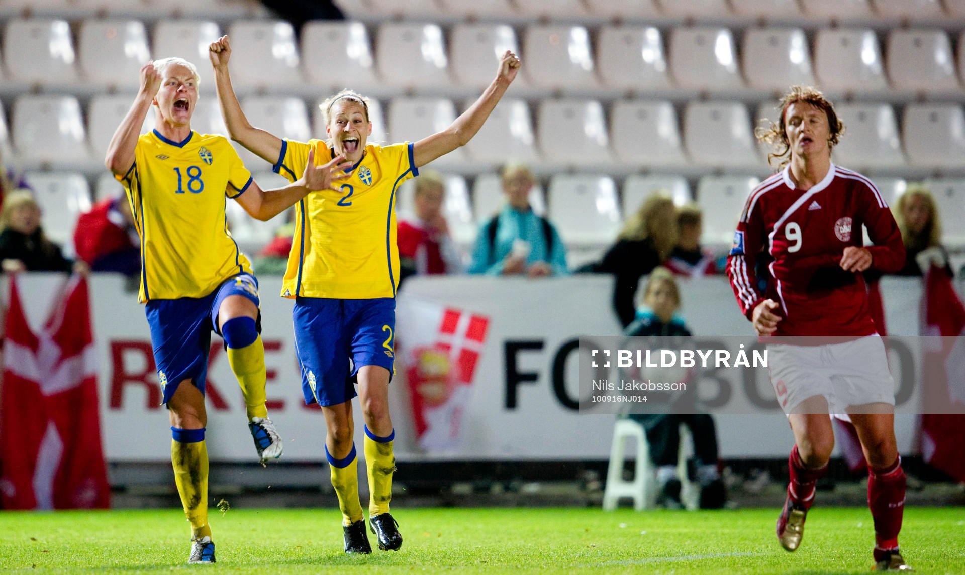  Nilla Fischer, Charlotte Rohlin, Sverige jubel.