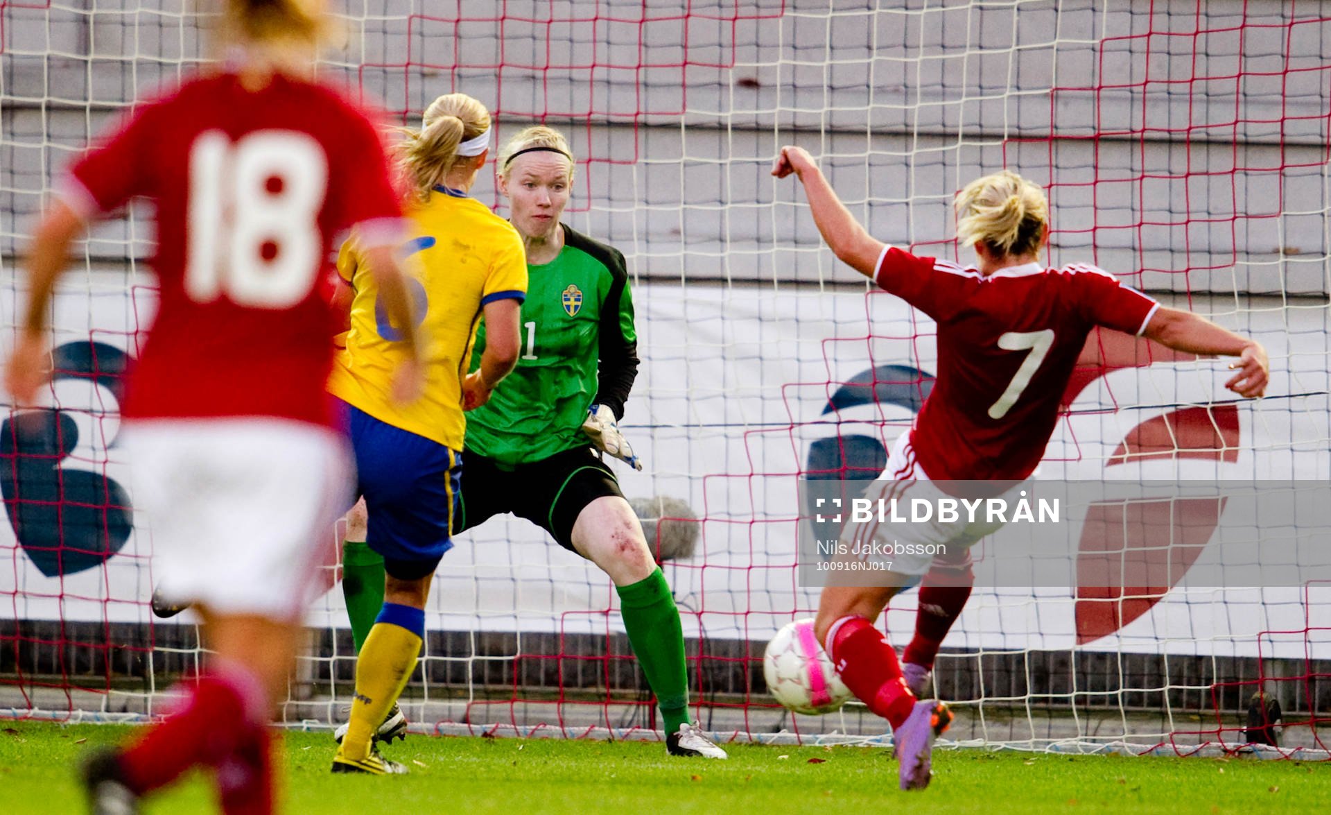  Hedvig Lindahl, målvakt, Sverige, Cathrine Paaske Sörensen, Danmark.