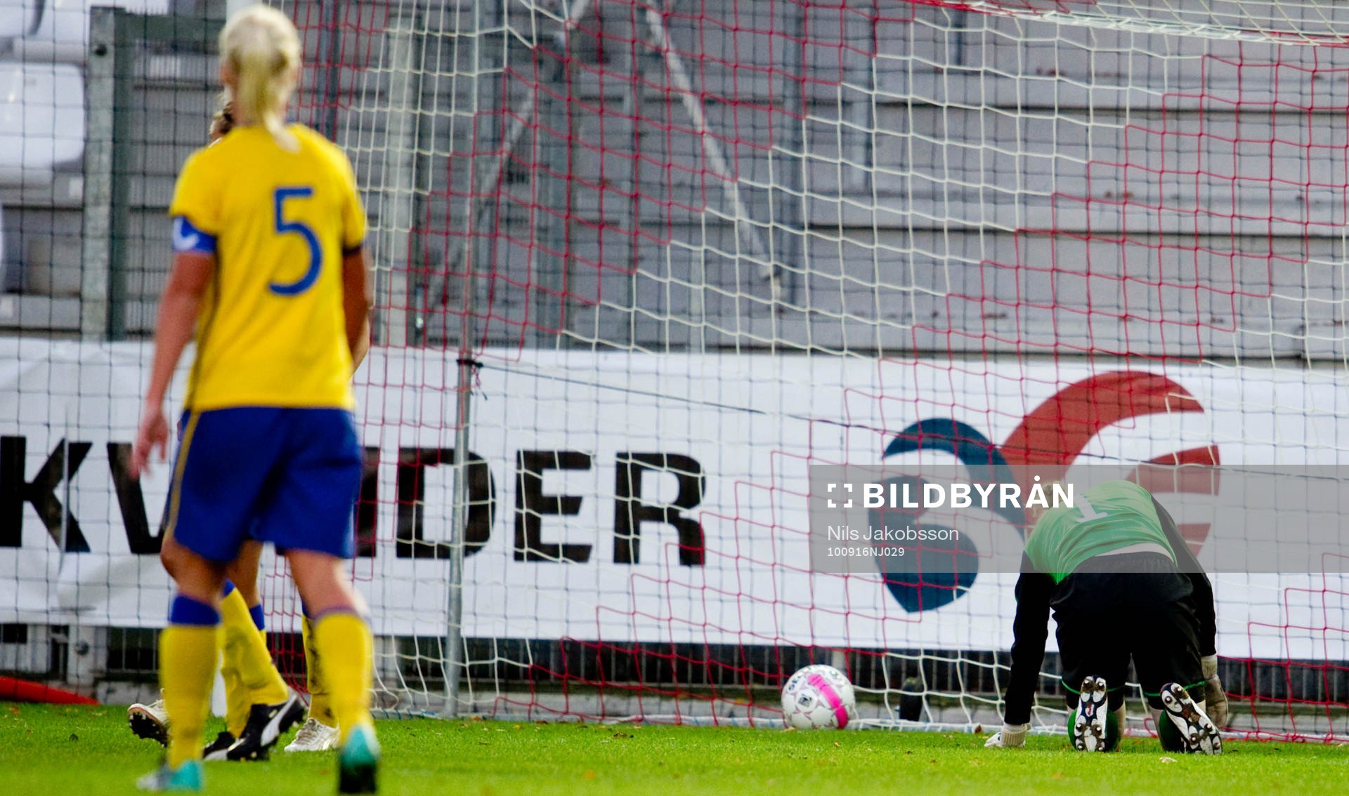 Caroline Seger, Hedvig Lindahl, målvakt, Sverige depp