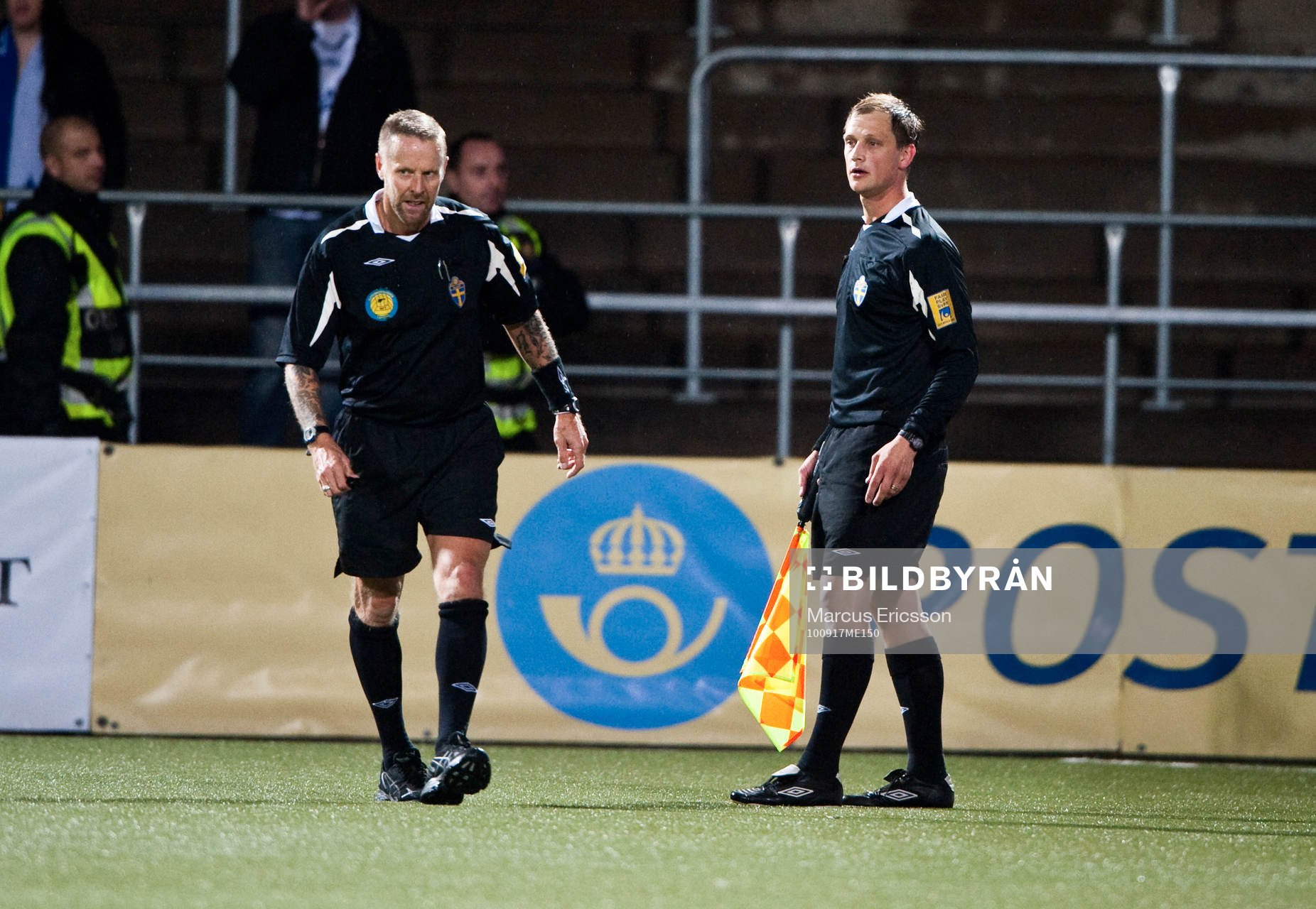 Linjedomare pratar med domare Lars Olsson