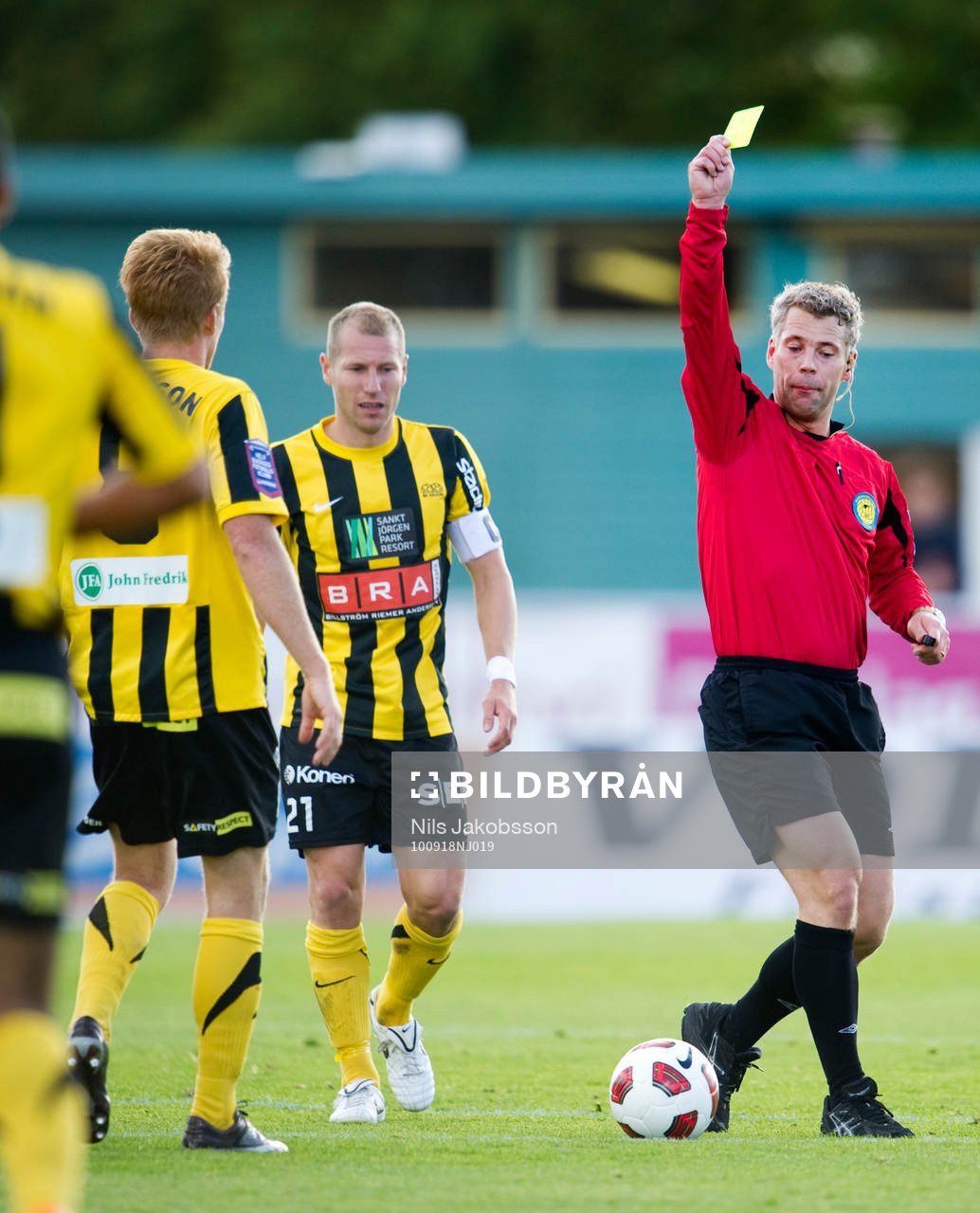 domare Tobias Mattsson ger Josef Karlsson, Häcken en