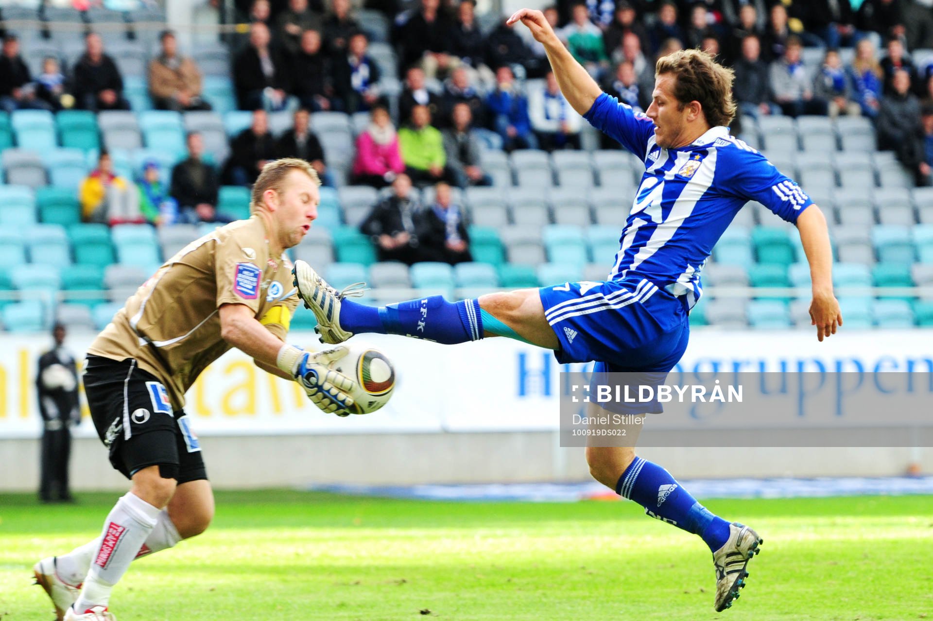 Henrik Gustavsson, målvakt, Åtvidaberg mot Tobias Hysén,