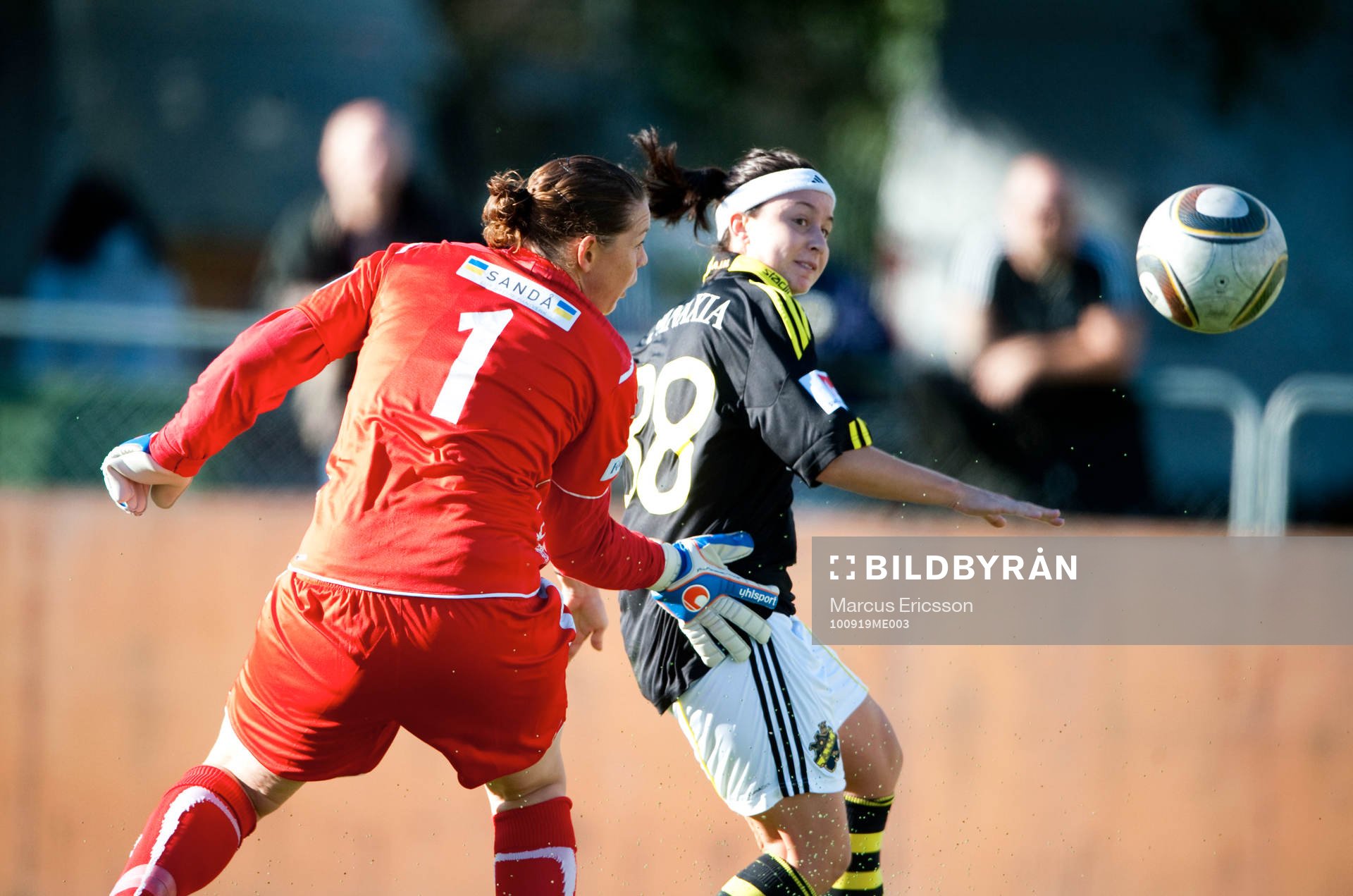 Tiffany Weimer, AIK och Caroline Jönsson, målvakt Umeå