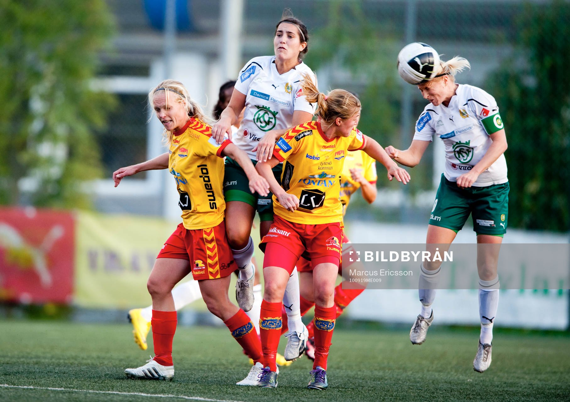 Hård kamp om bollen mellan Tyresö och Hammarby