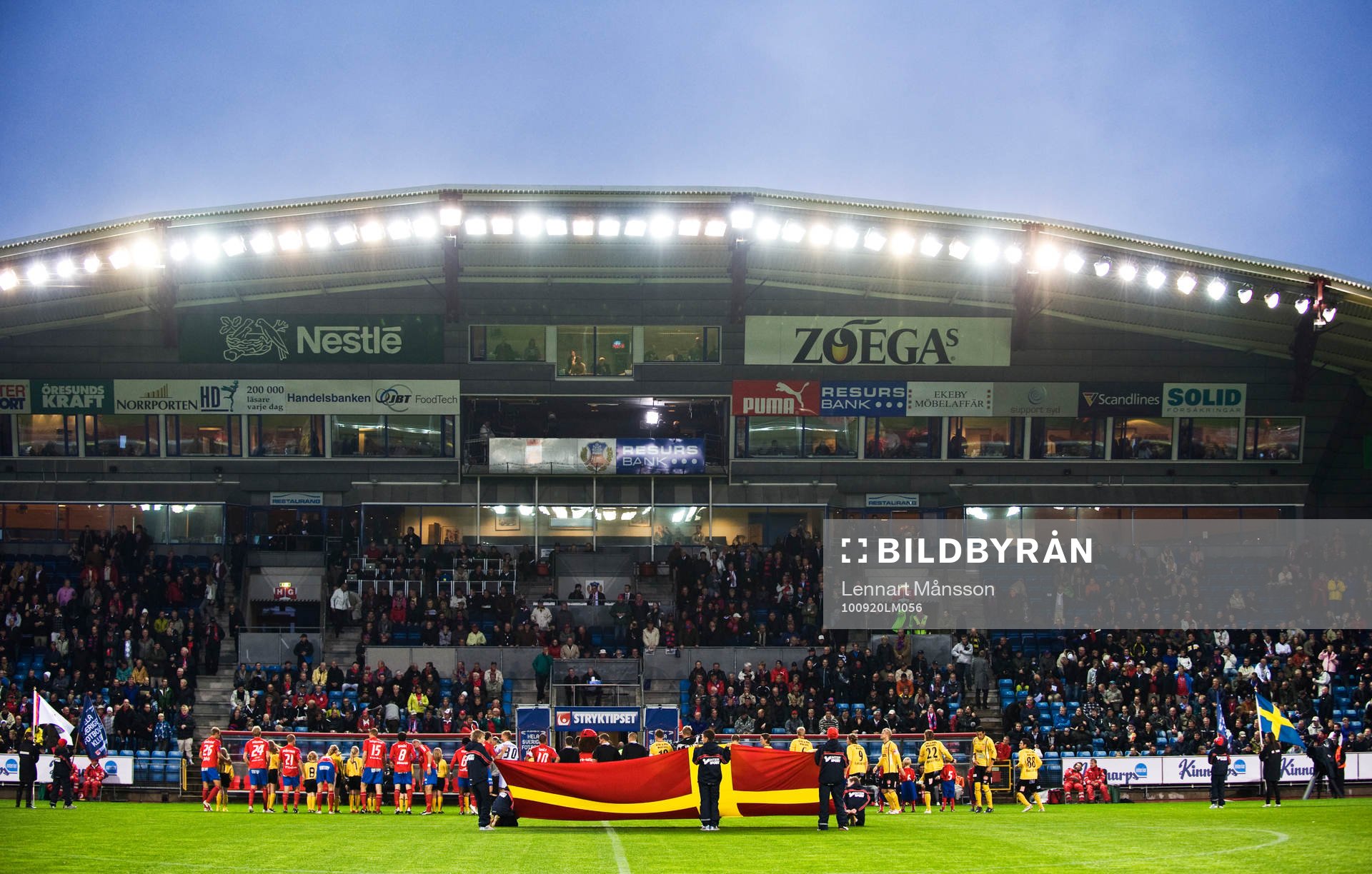 Line-up, flagga, läktare, strålkastare, arena, genre
