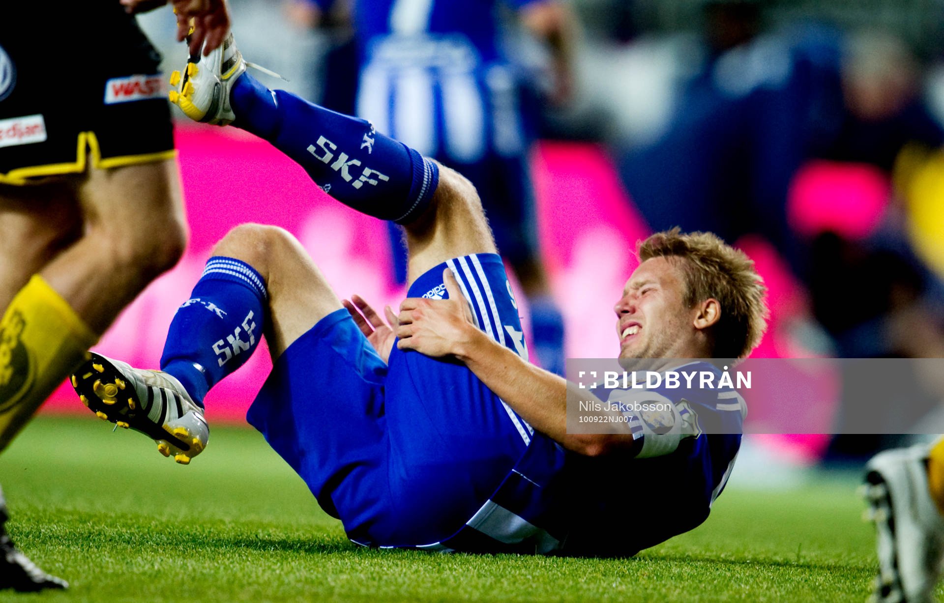 Adam Johansson, IFK Göteborg tar sig åt baksidan av låret