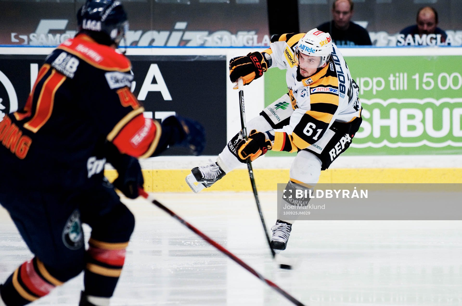 Fredrik Lindgren, Skellefteå, skjuter mot mål