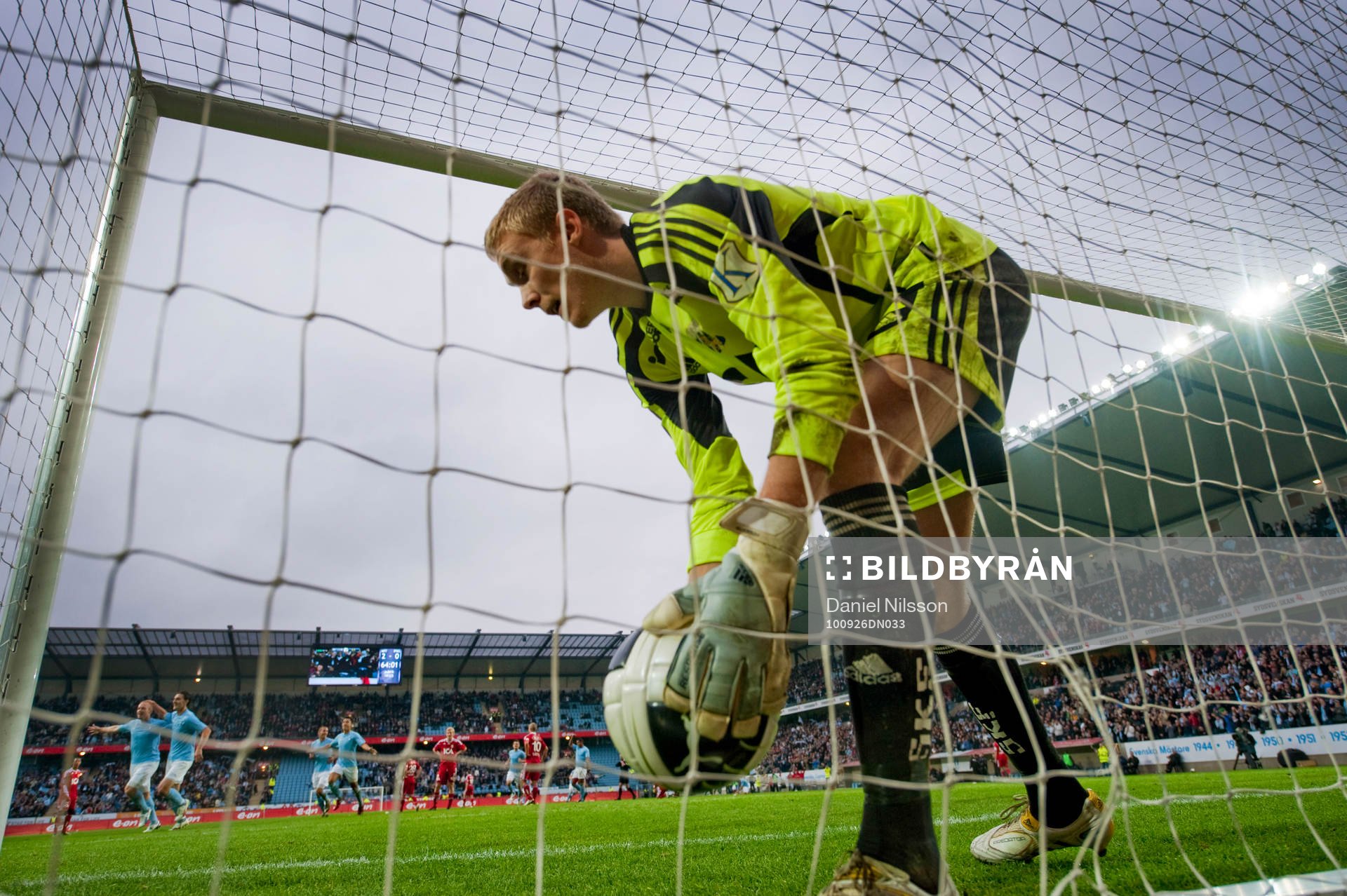 Markus Sandberg, målvakt Göteborg hämtar ut bollen ur