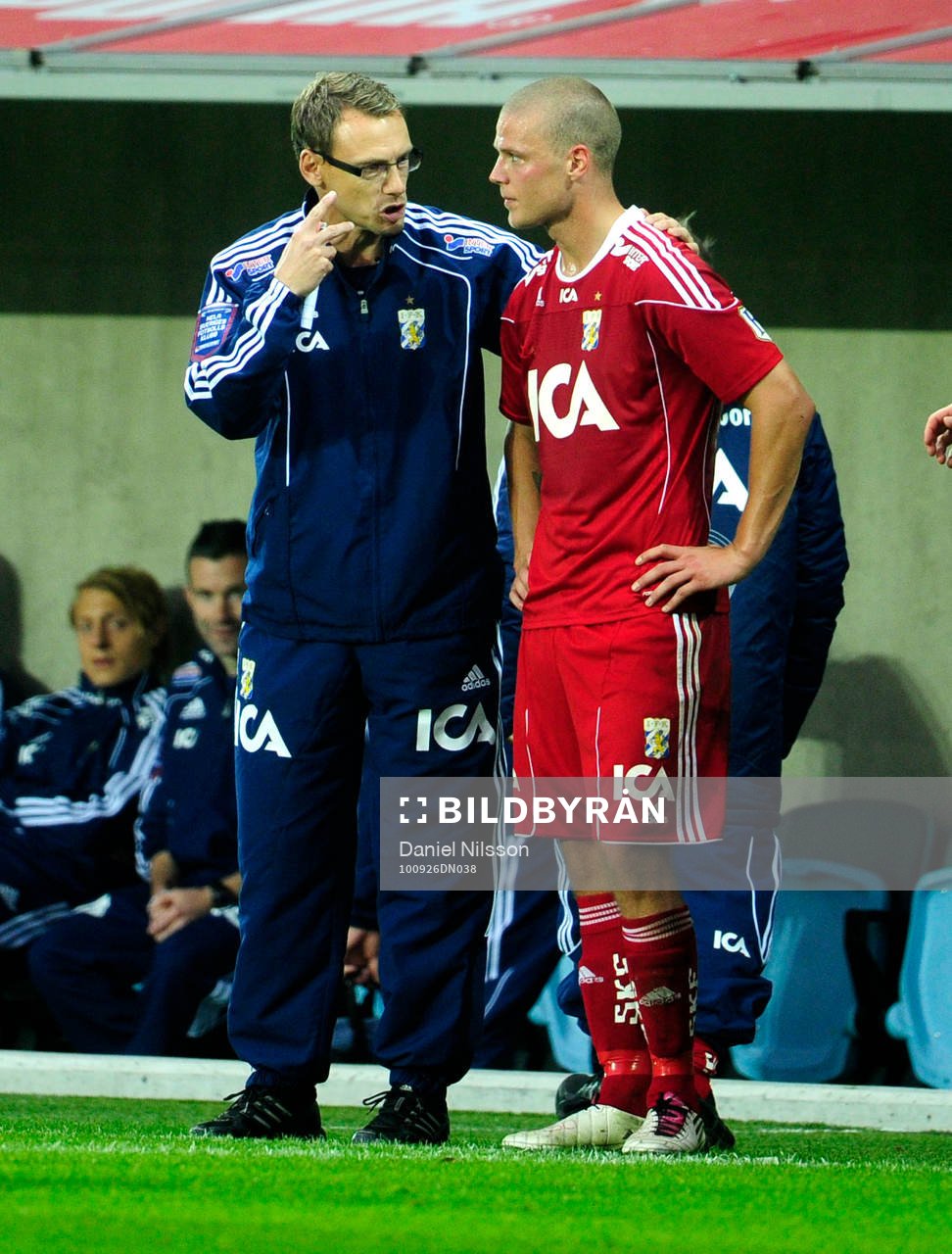 Jonas Olsson, tränare Göteborg instruerar Alexander