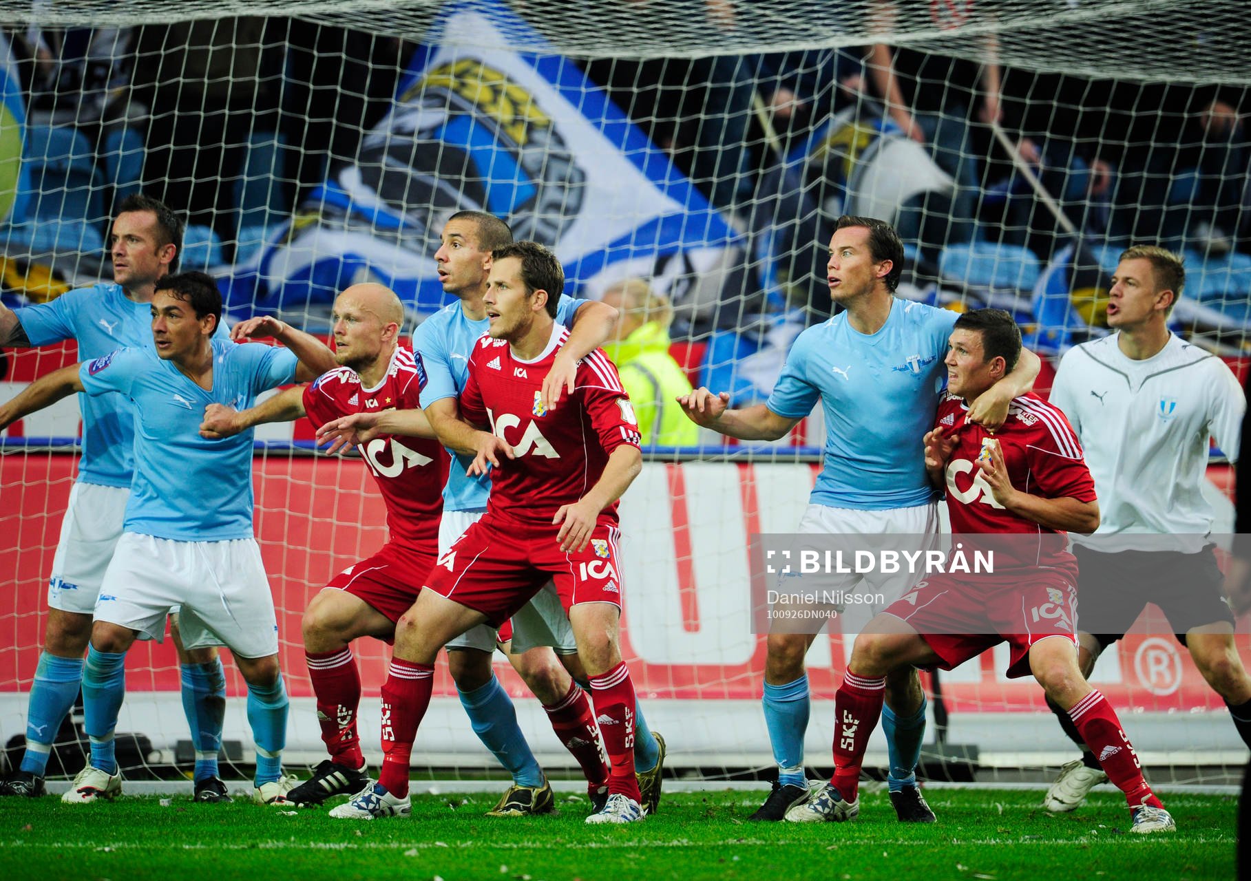 Fotboll, Allsvenskan, Malmö - Göteborg: Närkamper och tuffa tag på hörna.