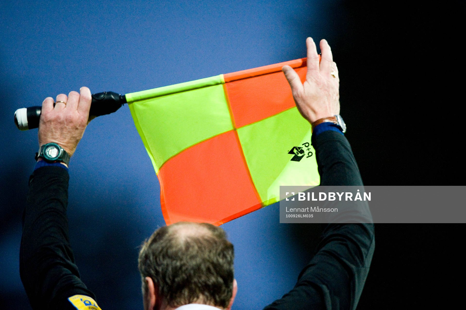 Byte, assisterande domare med flagga signalerar för byte