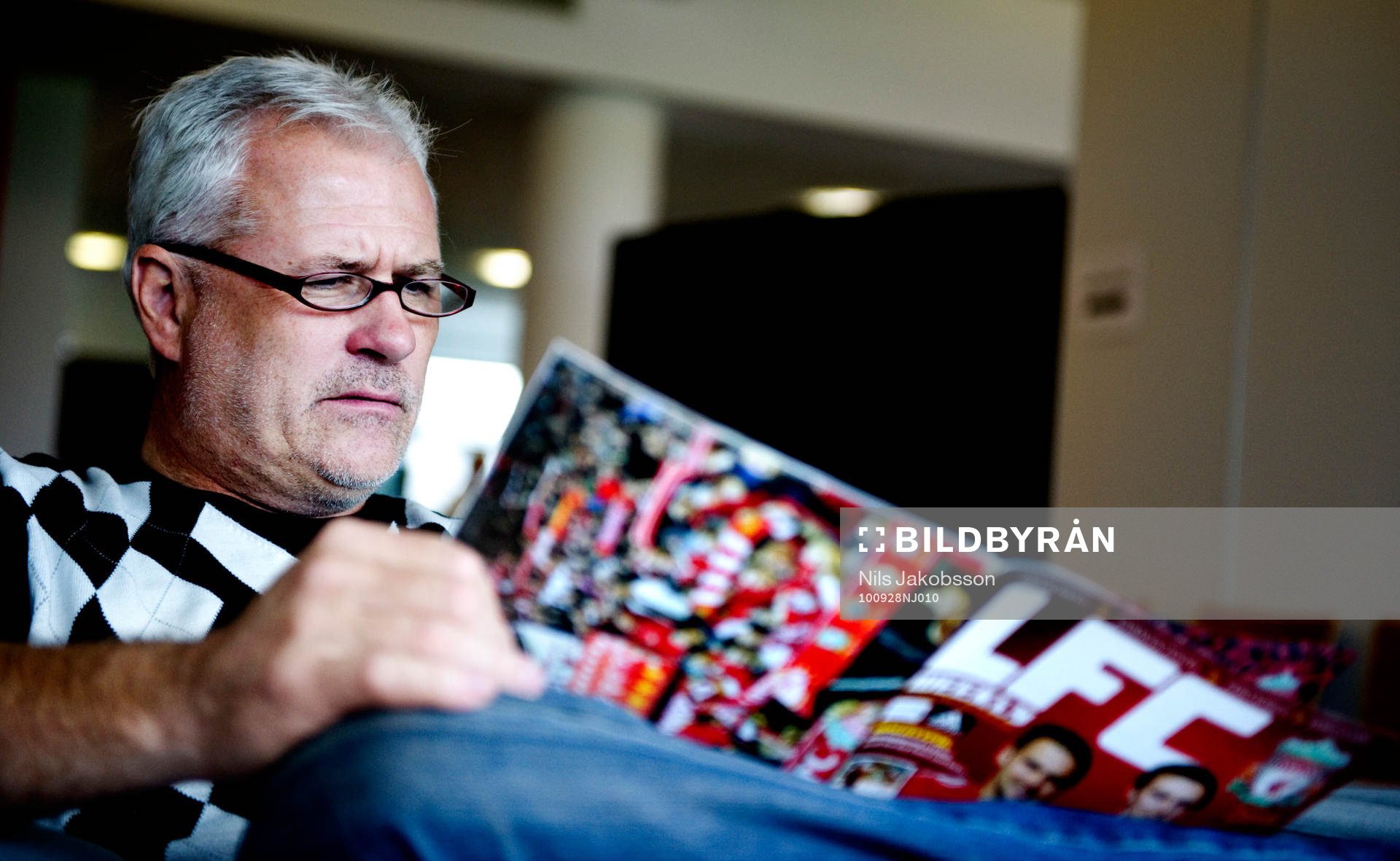 Glenn Hysén läser Liverpools klubbtidning