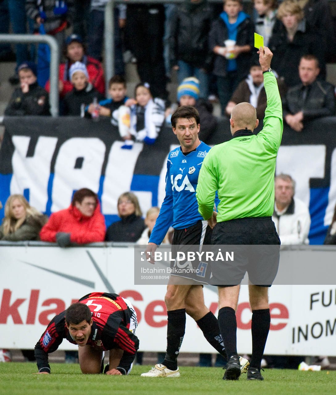 Mikael Rosén, Halmstad, får gult kort, Michael Lerjéus,