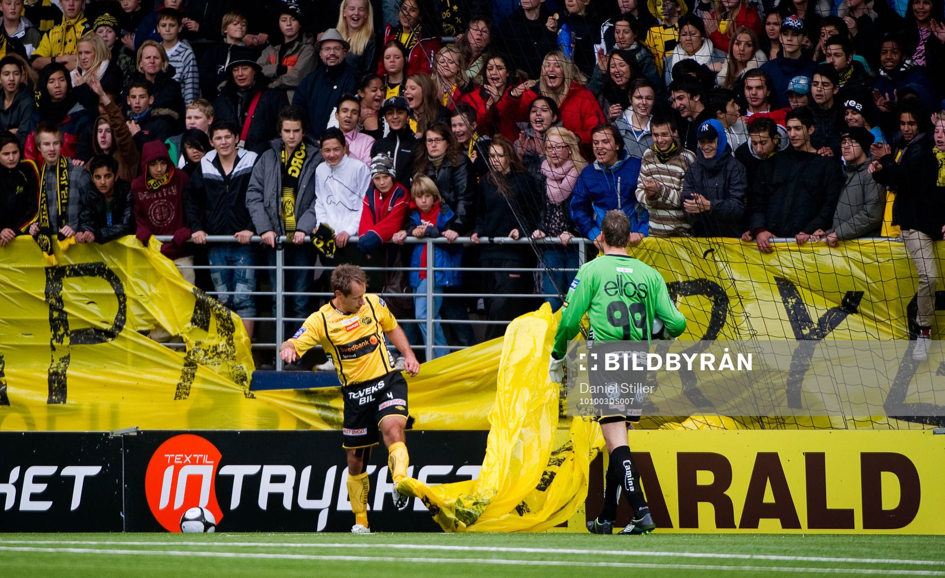Johan Karlsson, Elfsborg, fastnar i banderollen