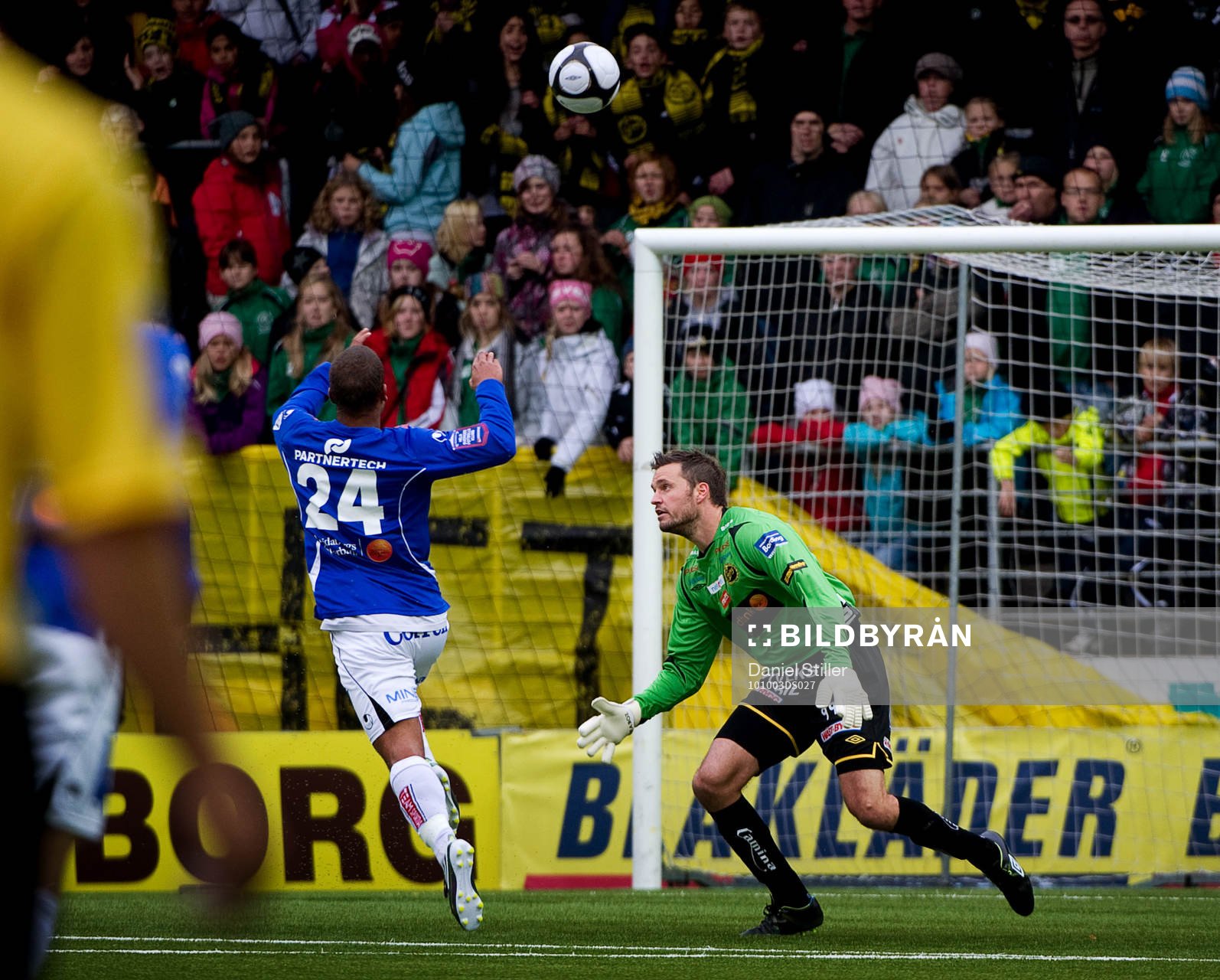 Glenn Roberts, Åtvidaberg, är nära att göra mål bakom