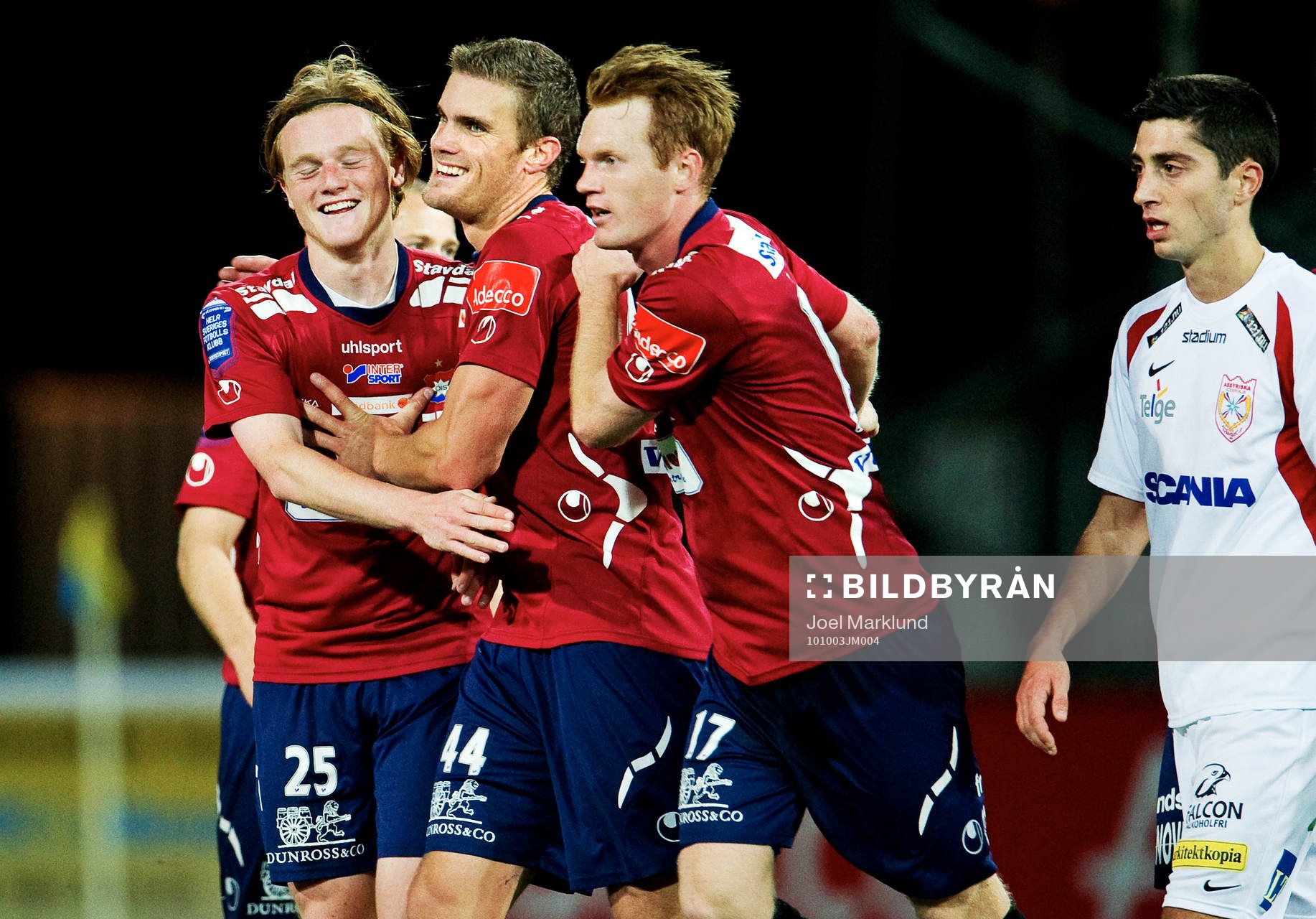  Nicolas Sandberg, David Leinar och Robin Jonsson, Örgryte, är glada efter 1-3-målet. Jubel, glädje.