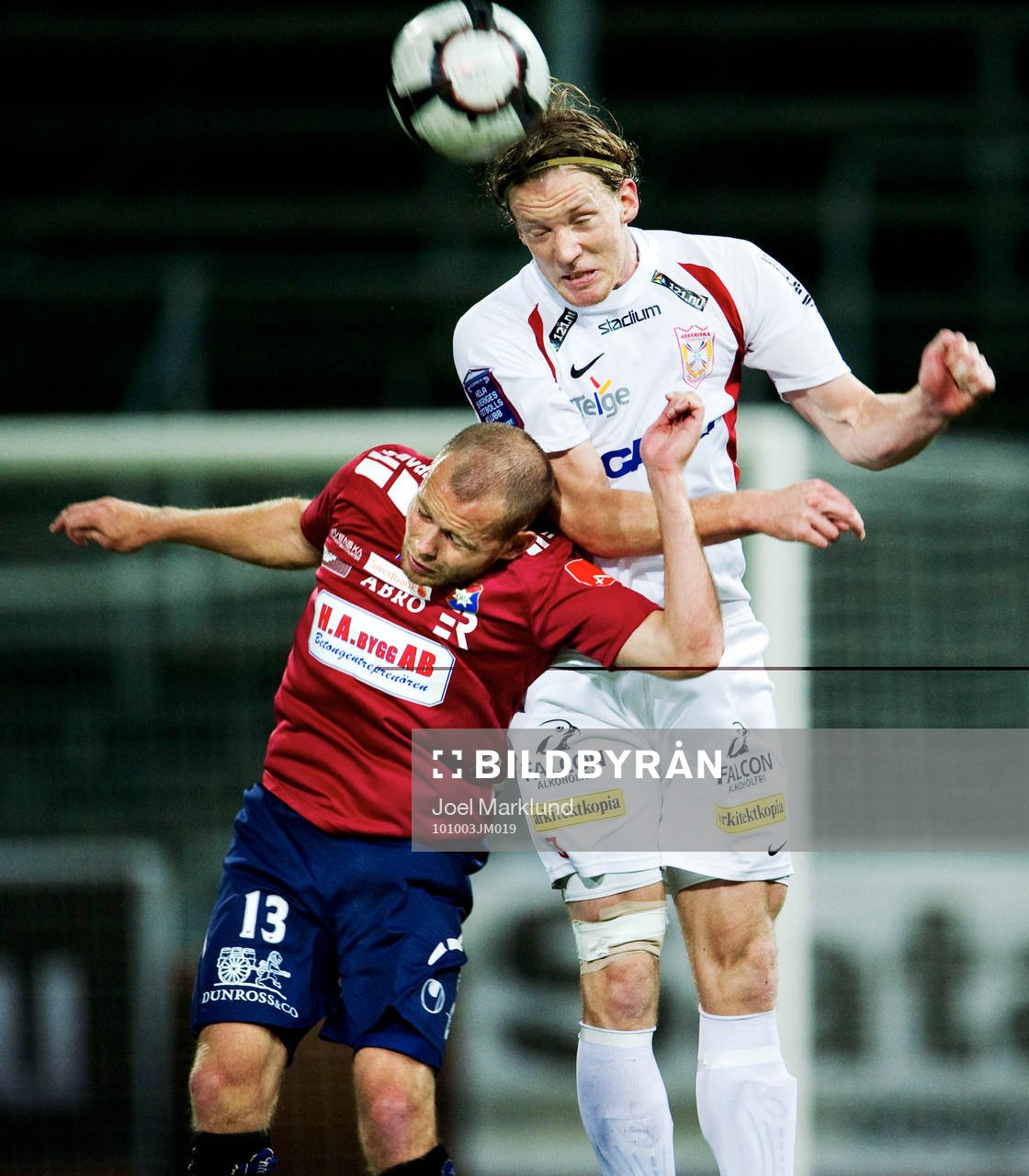 Steinthor Thorsteinsson, Örgryte, förlorar en luftduell