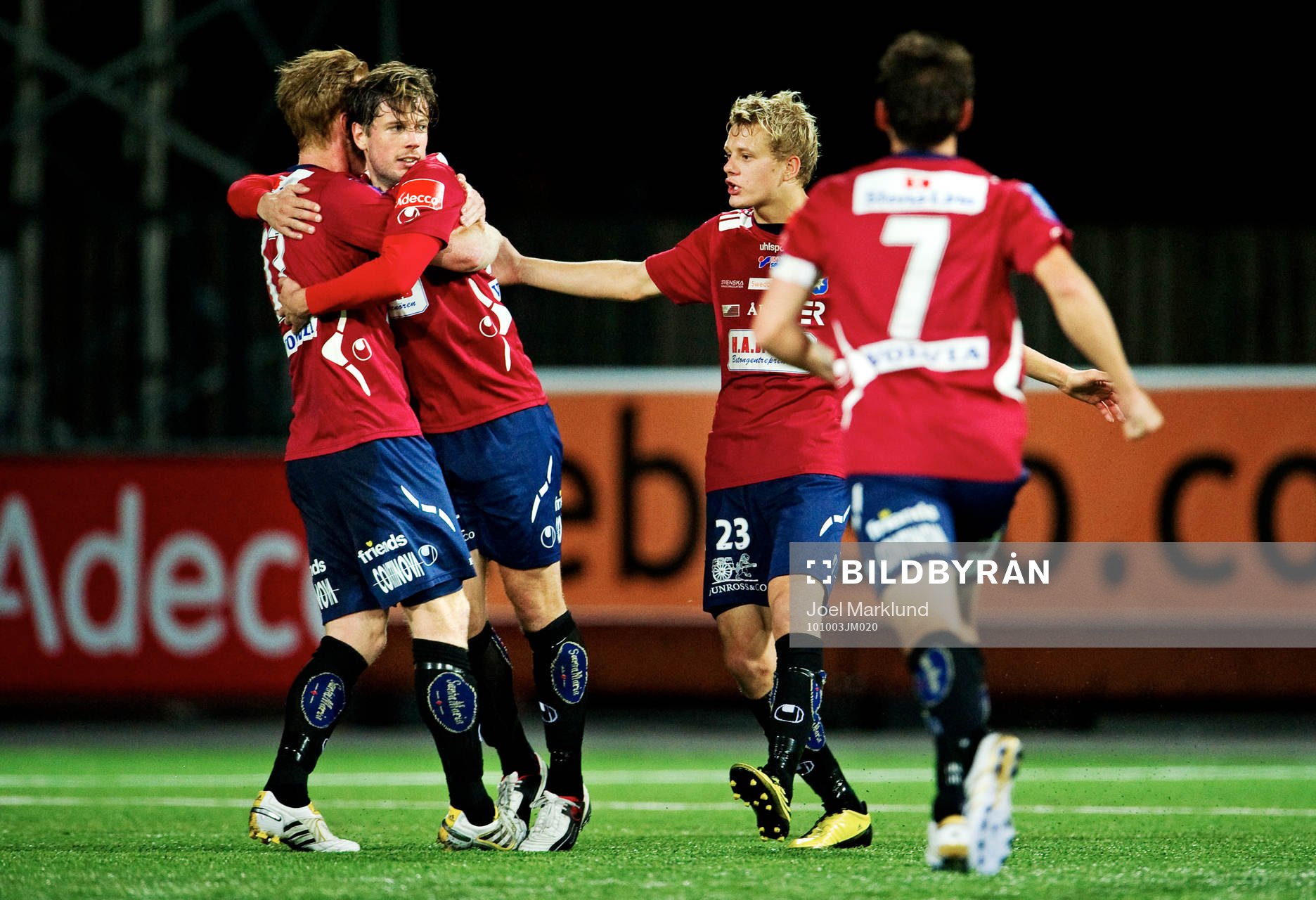  Sebastian Johansson, Örgryte, gratuleras till sitt 1-2-mål. Jubel, glädje.
