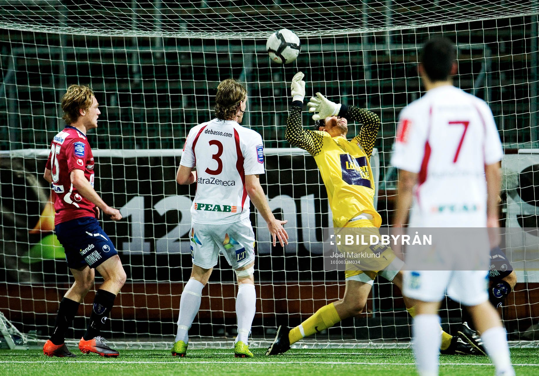 Magnus Bahne, målvakt, Assyriska, slarvar med bollen i en