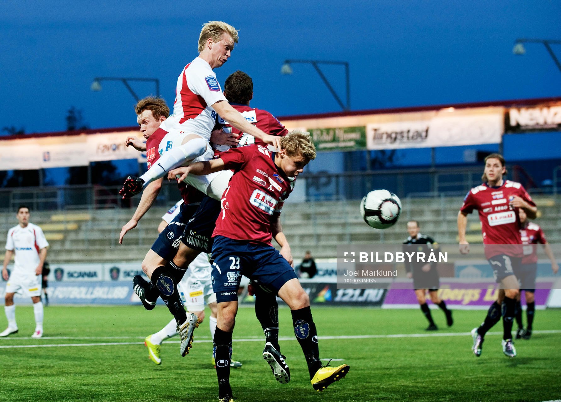 Mikael Thorstensson, Assyriska, nickar bollen mot mål