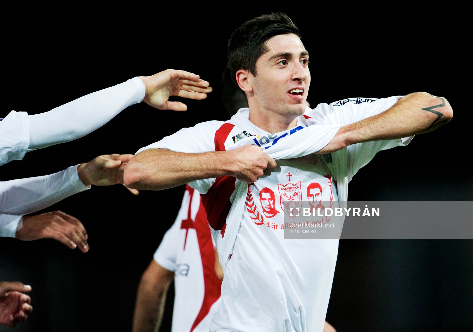  Nahir Besara, Assyriska, jubel efter att ha gjort 1-1.
