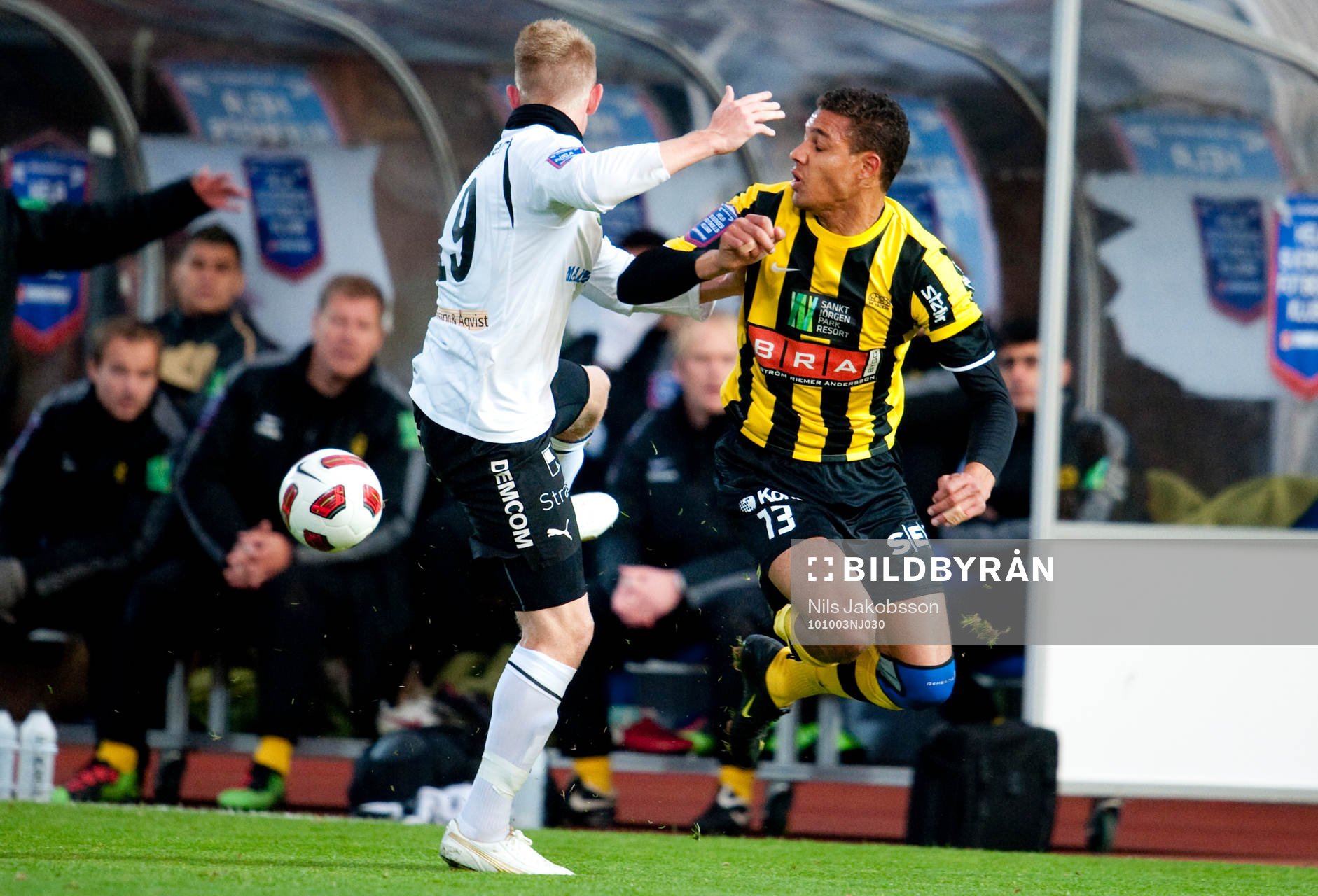 Michael Almebäck, Örebro fäller Mathias Ranégie, Häcken