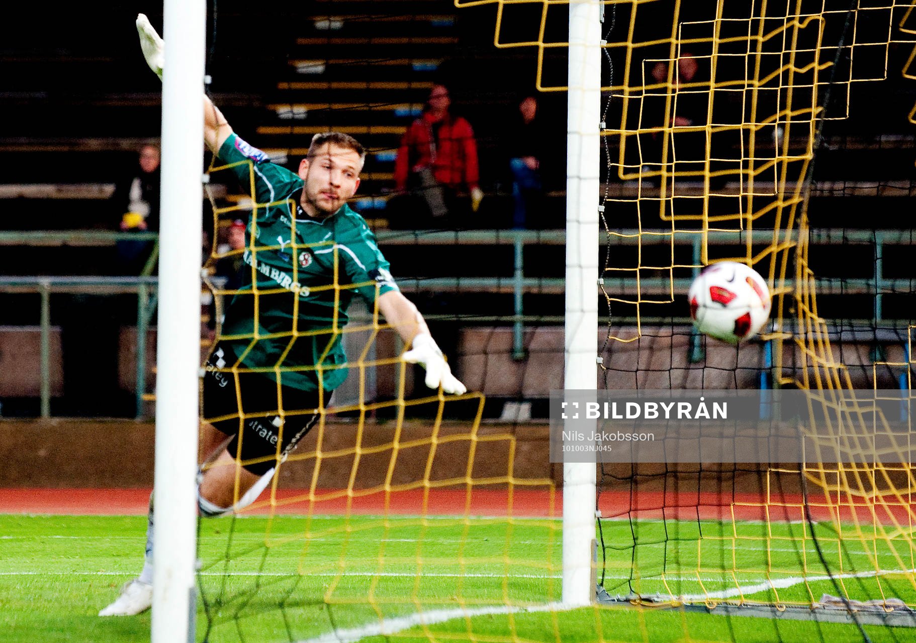 John Alvbåge, målvakt, Örebro ser bollen gå i mål